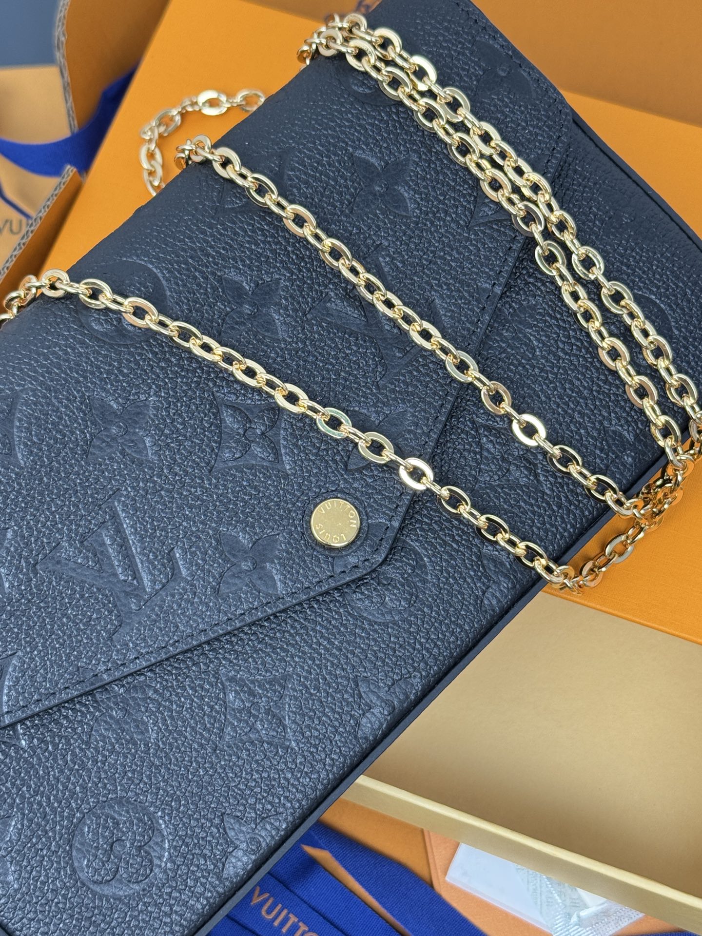 免税版本M82477黑
配全套免税包装
POCHETTE FÉLICIE 链条包、本款 Pochette Félicie 链条包取材 Monogram Empreinte 皮革,以含蓄压纹呈现路易威登经典 Monogram 图案。信封式构型内含充裕空间,拉链袋和设有卡片夹层的口袋均可拆卸。系上链条,探索更多摩登背携方式。21 x 12 x 3 厘米
(长度 x 高 x 宽)。
