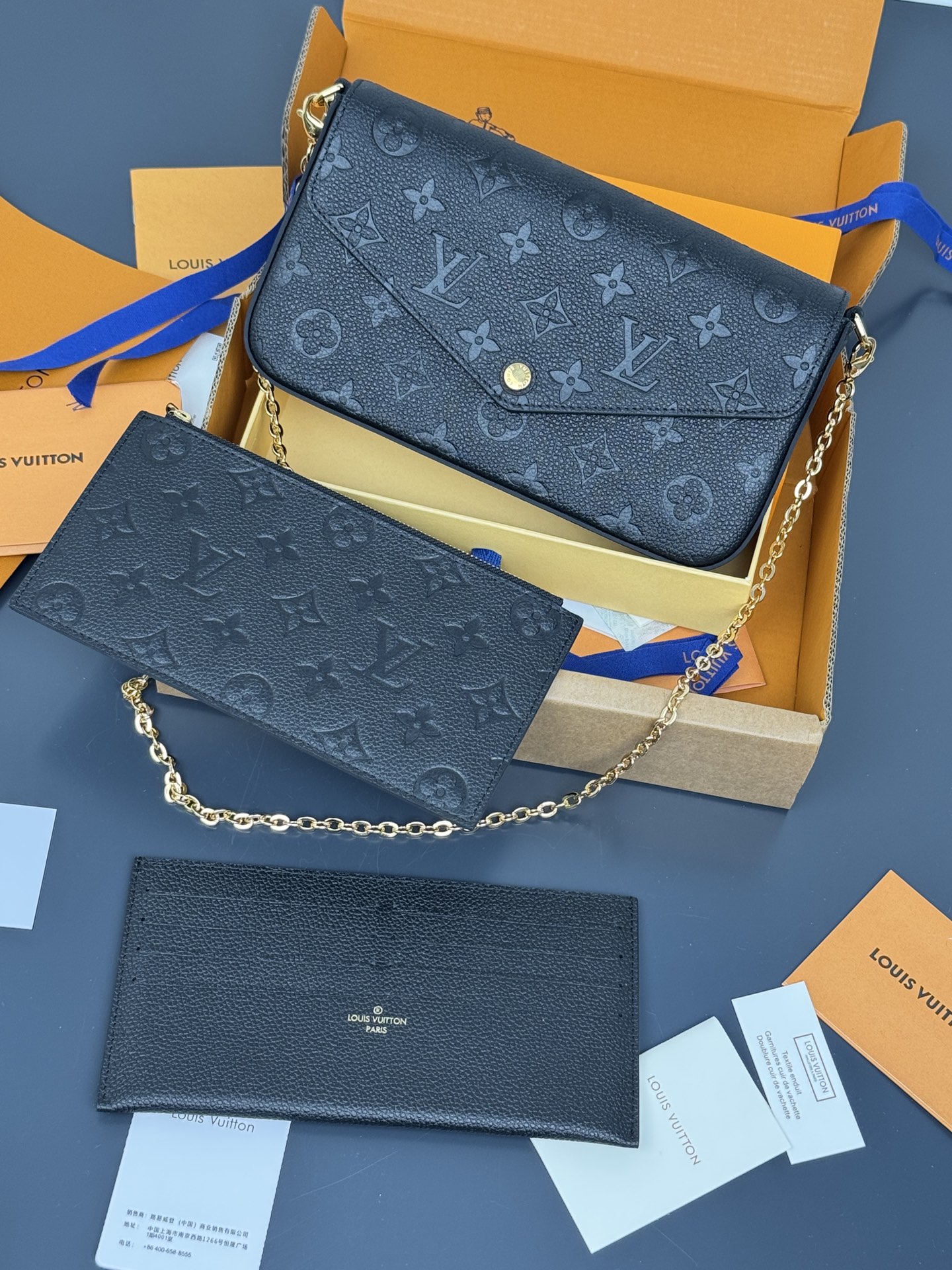 免税版本M82477黑
配全套免税包装
POCHETTE FÉLICIE 链条包、本款 Pochette Félicie 链条包取材 Monogram Empreinte 皮革,以含蓄压纹呈现路易威登经典 Monogram 图案。信封式构型内含充裕空间,拉链袋和设有卡片夹层的口袋均可拆卸。系上链条,探索更多摩登背携方式。21 x 12 x 3 厘米
(长度 x 高 x 宽)。
