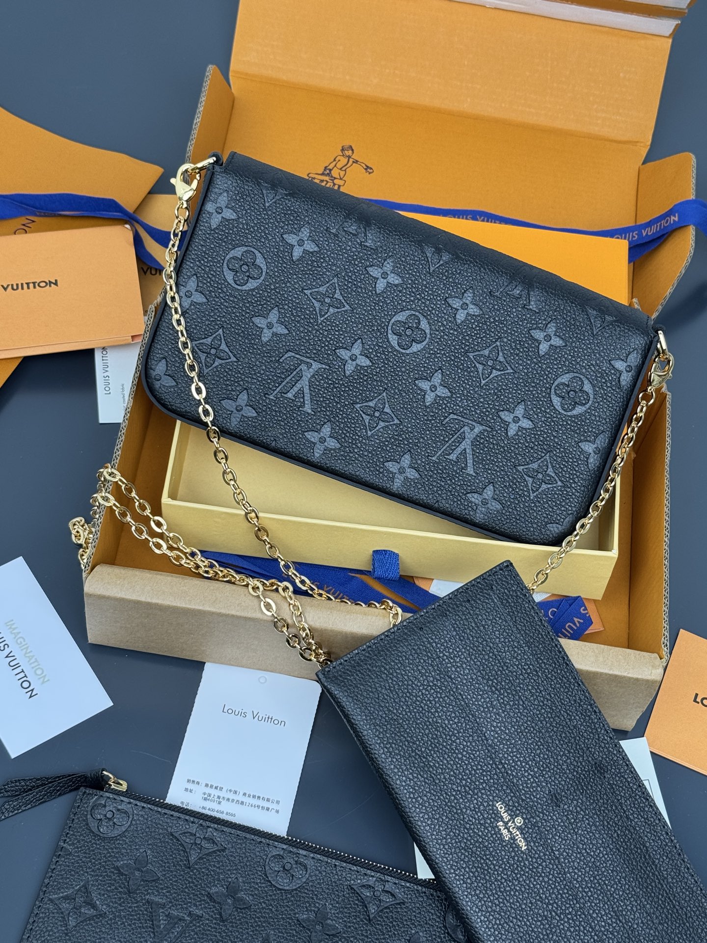 免税版本M82477黑
配全套免税包装
POCHETTE FÉLICIE 链条包、本款 Pochette Félicie 链条包取材 Monogram Empreinte 皮革,以含蓄压纹呈现路易威登经典 Monogram 图案。信封式构型内含充裕空间,拉链袋和设有卡片夹层的口袋均可拆卸。系上链条,探索更多摩登背携方式。21 x 12 x 3 厘米
(长度 x 高 x 宽)。
