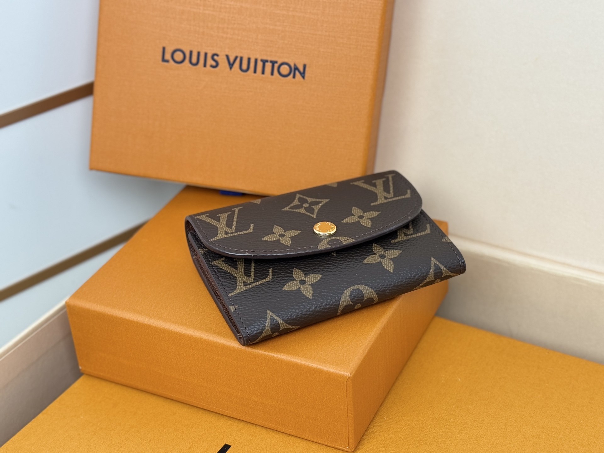 Louis Vuitton M41939老花/金扣 小巧玲珑却极为实用 此款多彩信封式零钱包是现代女性都市生活中的完美伴侣