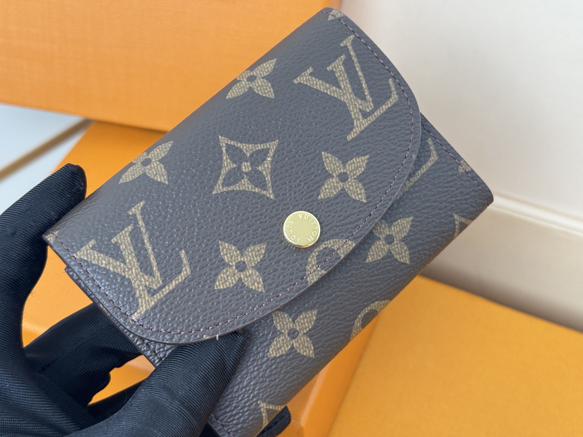 Louis Vuitton M41939老花/金扣 小巧玲珑却极为实用 此款多彩信封式零钱包是现代女性都市生活中的完美伴侣