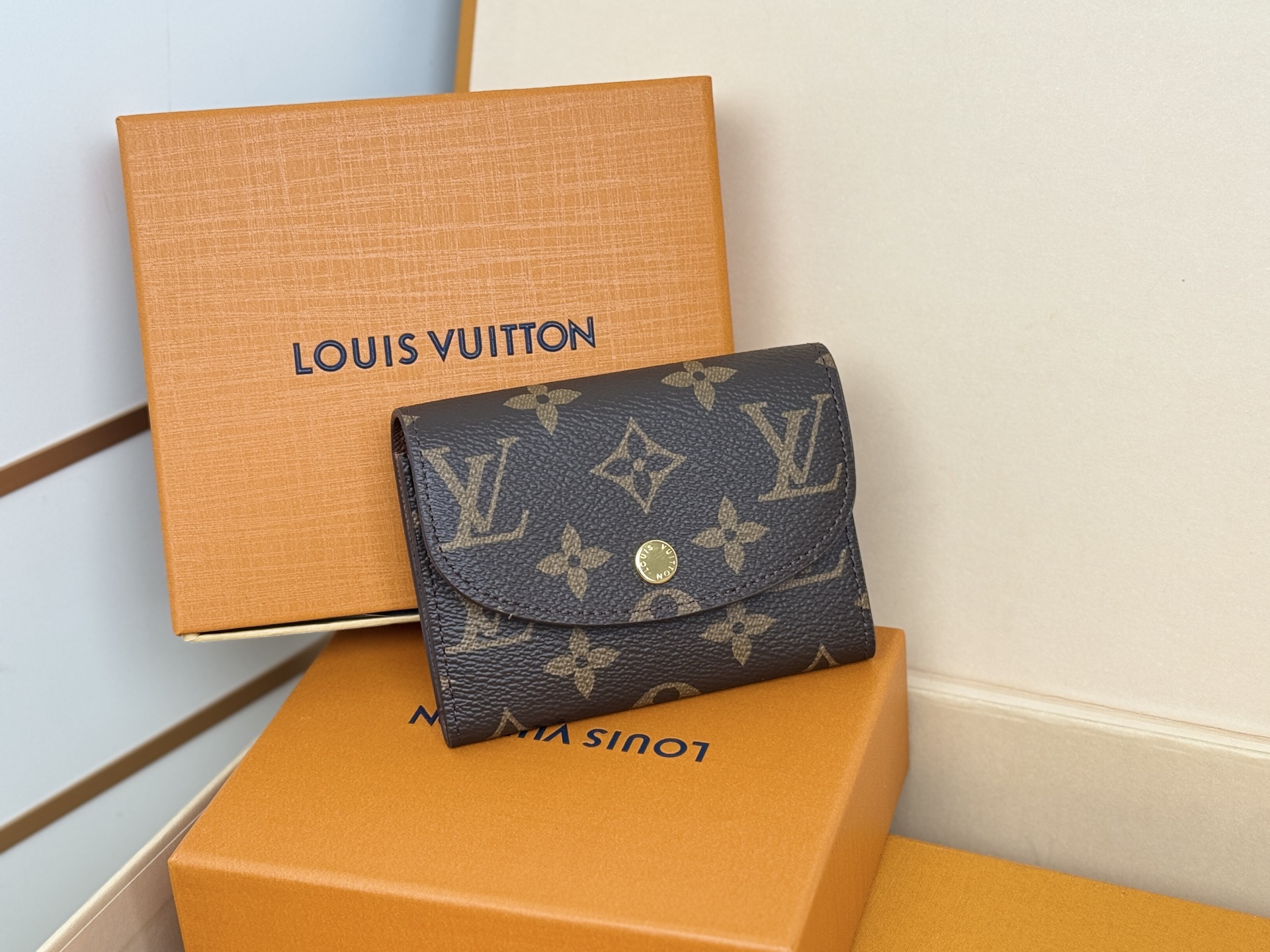 Louis Vuitton M41939老花/金扣 小巧玲珑却极为实用 此款多彩信封式零钱包是现代女性都市生活中的完美伴侣