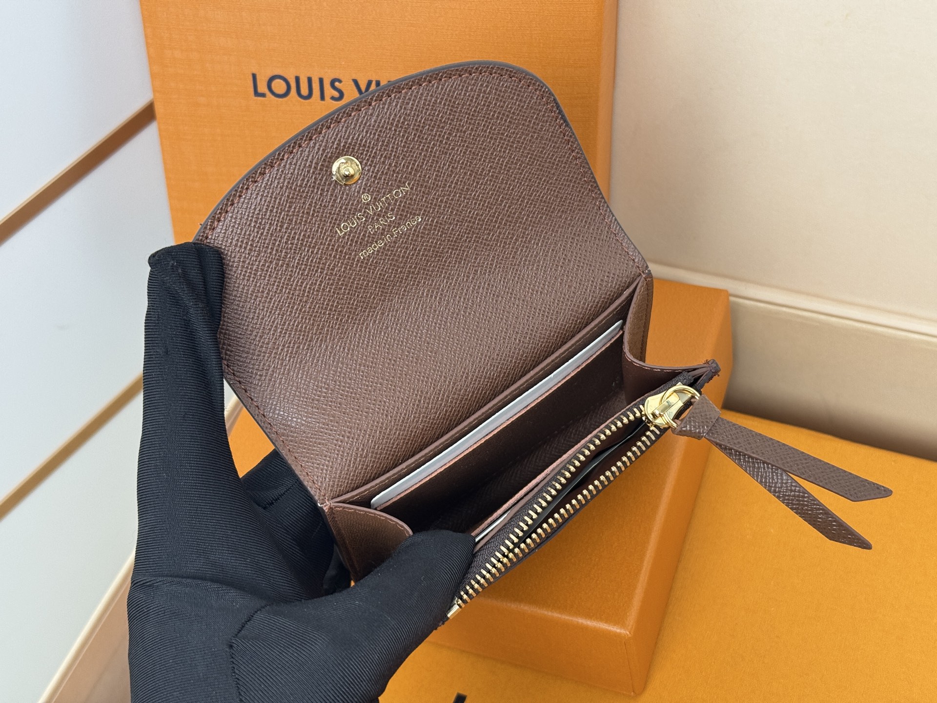 Louis Vuitton M41939老花/金扣 小巧玲珑却极为实用 此款多彩信封式零钱包是现代女性都市生活中的完美伴侣