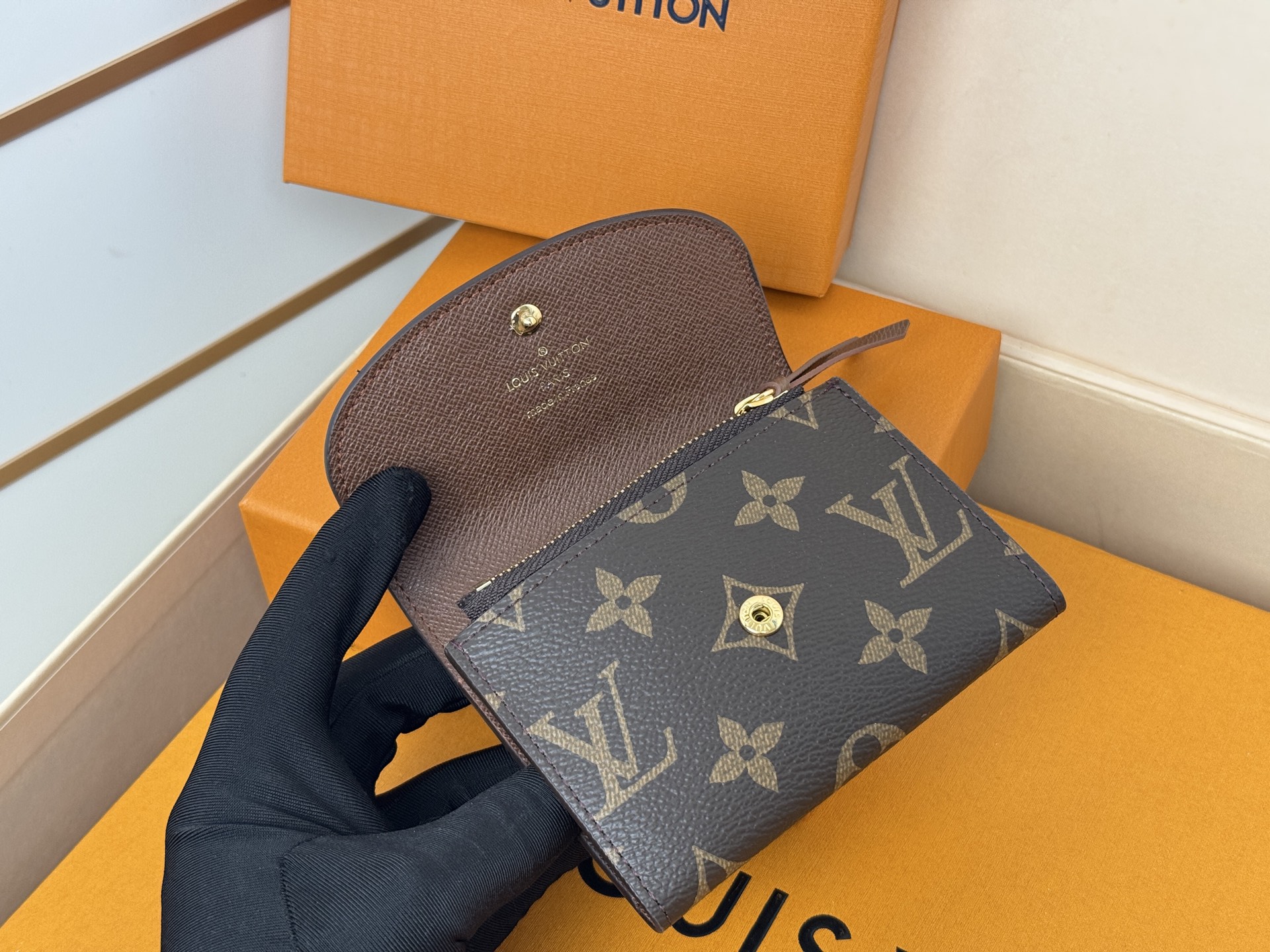 Louis Vuitton M41939老花/金扣 小巧玲珑却极为实用 此款多彩信封式零钱包是现代女性都市生活中的完美伴侣