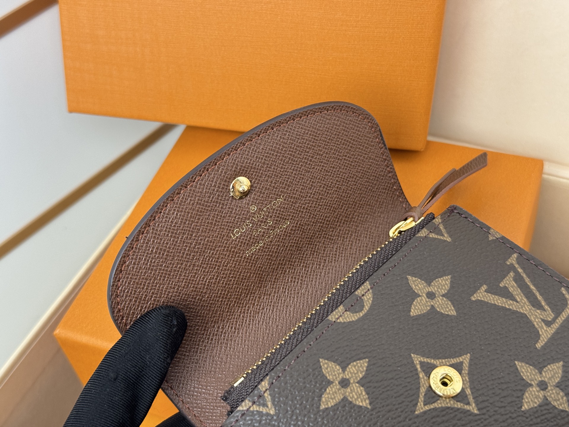Louis Vuitton M41939老花/金扣 小巧玲珑却极为实用 此款多彩信封式零钱包是现代女性都市生活中的完美伴侣