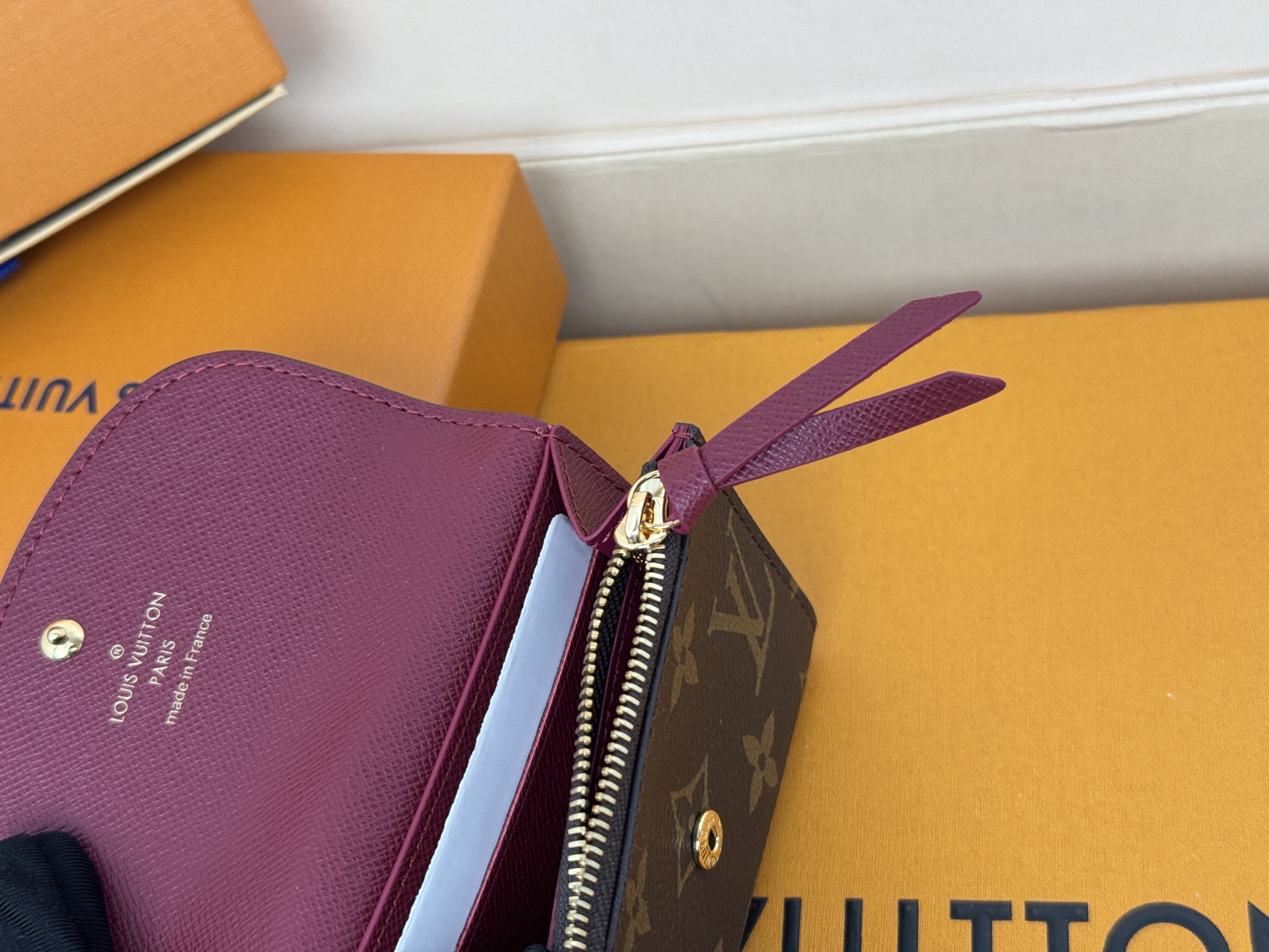Louis Vuitton M41939老花紫红/金扣 小巧玲珑却极为实用 此款多彩信封式零钱包是现代女性都市生活中的完美伴侣