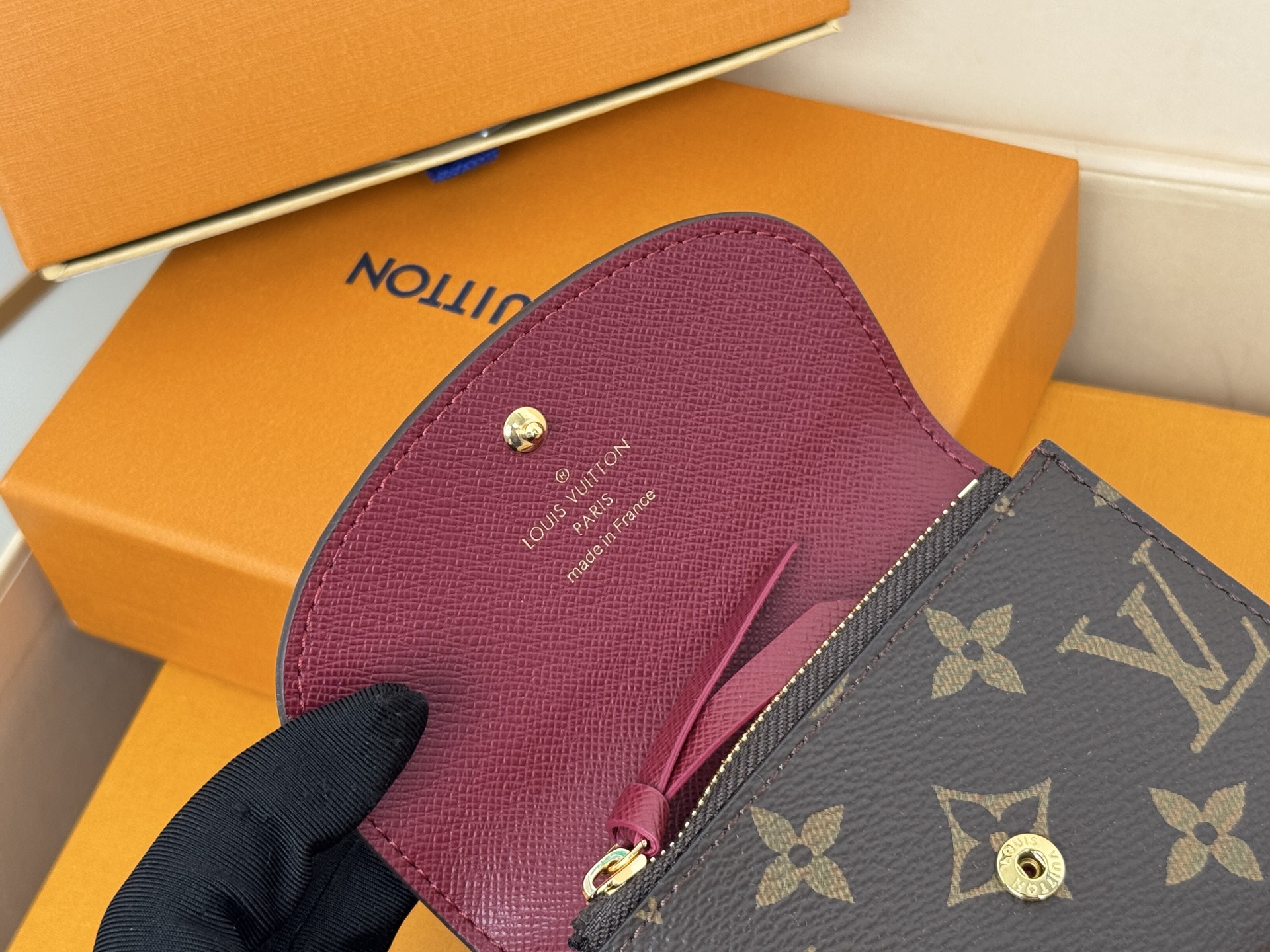 Louis Vuitton M41939老花紫红/金扣 小巧玲珑却极为实用 此款多彩信封式零钱包是现代女性都市生活中的完美伴侣