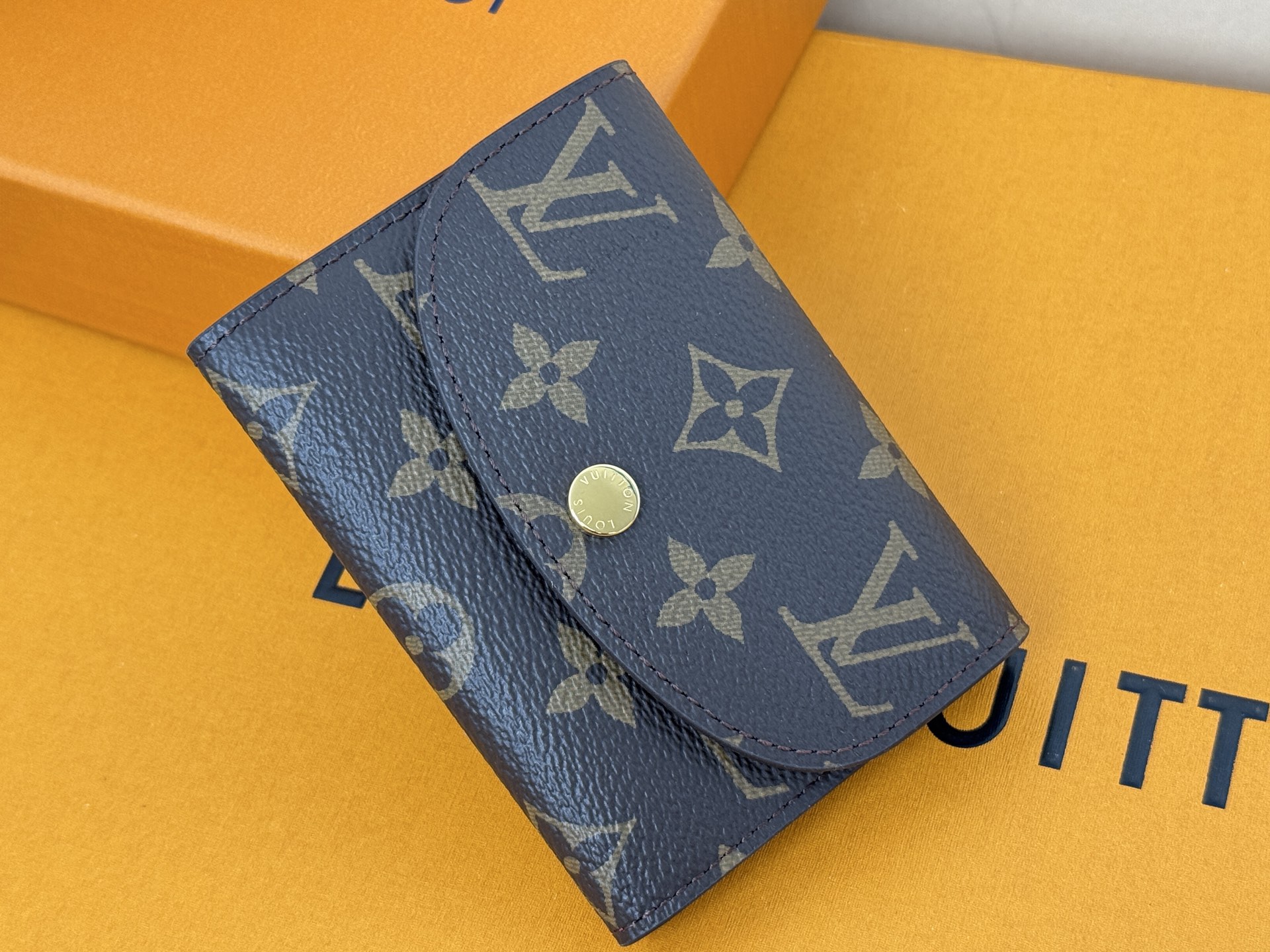 Louis Vuitton M41939老花紫红/金扣 小巧玲珑却极为实用 此款多彩信封式零钱包是现代女性都市生活中的完美伴侣