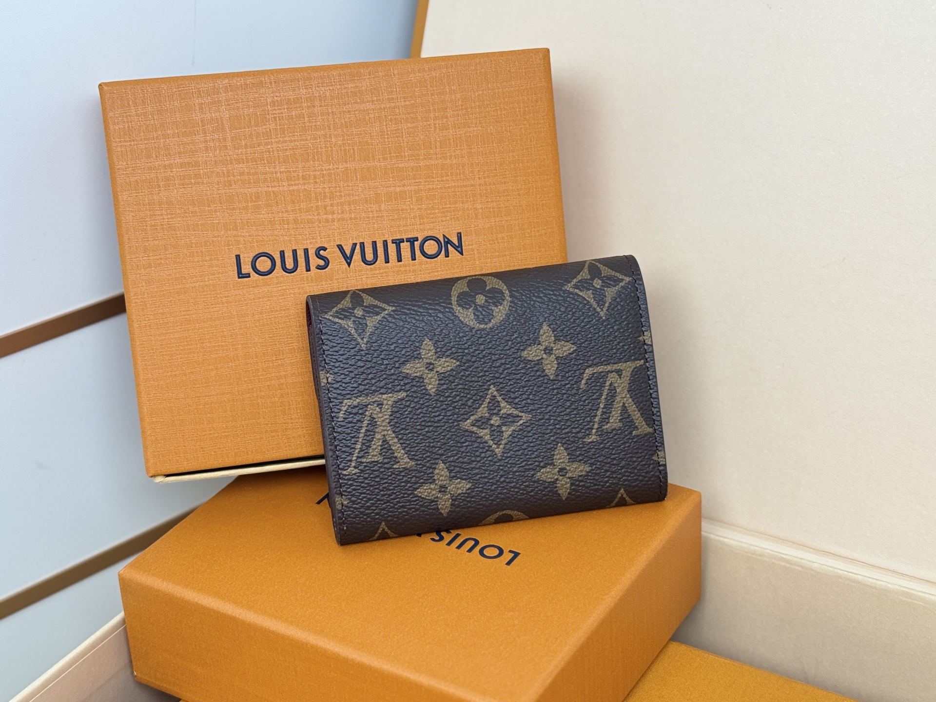 Louis Vuitton M41939老花紫红/金扣 小巧玲珑却极为实用 此款多彩信封式零钱包是现代女性都市生活中的完美伴侣