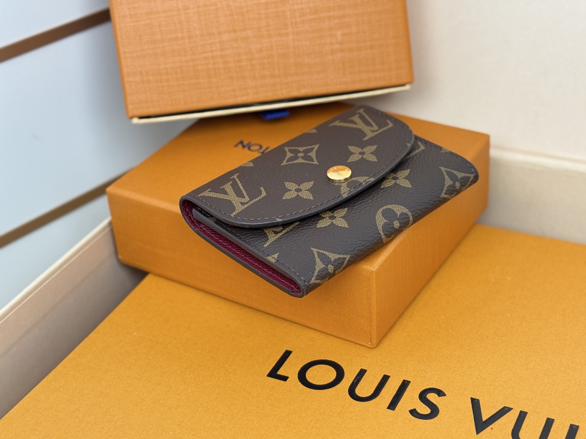 Louis Vuitton M41939老花紫红/金扣 小巧玲珑却极为实用 此款多彩信封式零钱包是现代女性都市生活中的完美伴侣
