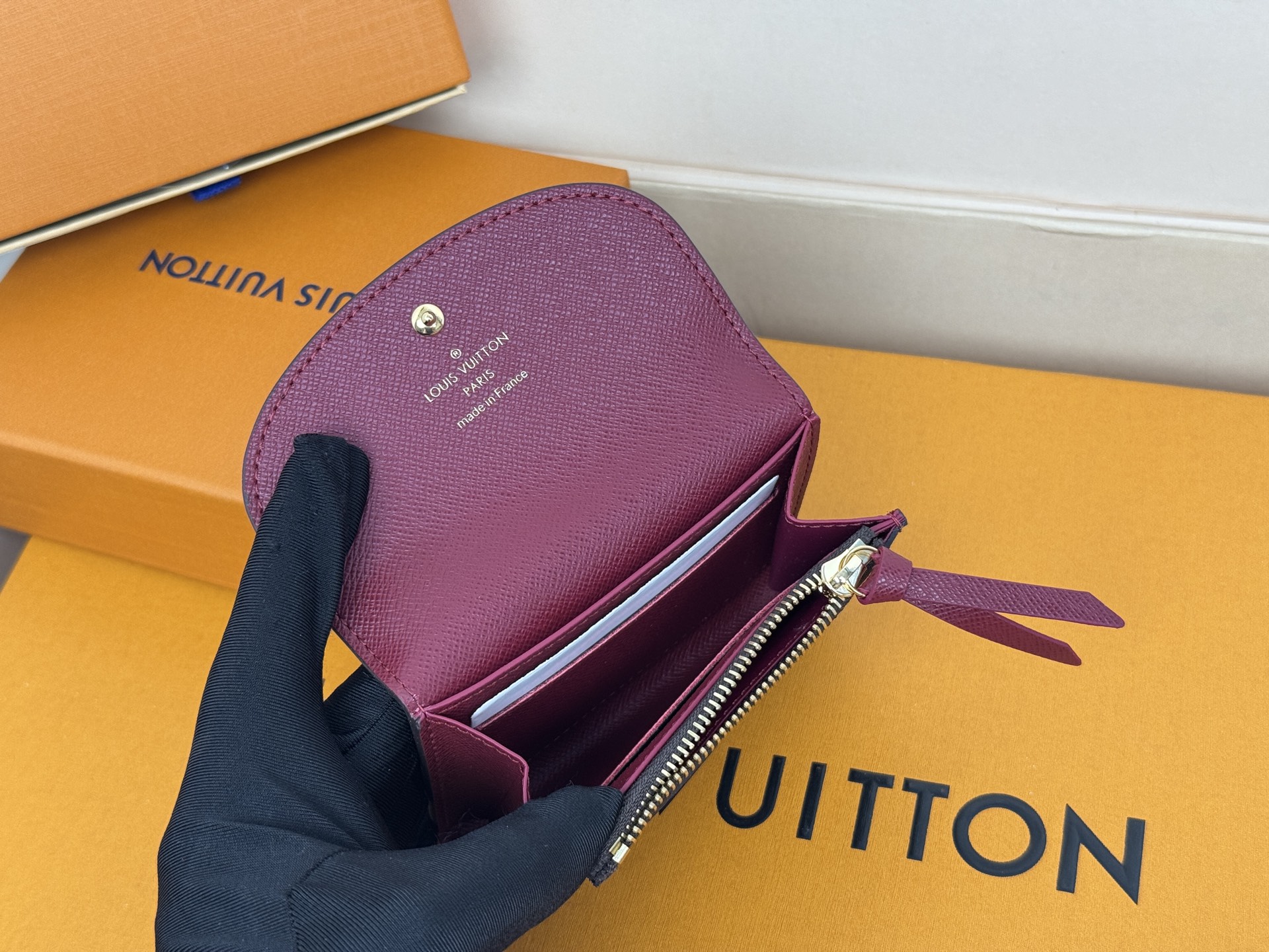 Louis Vuitton M41939老花紫红/金扣 小巧玲珑却极为实用 此款多彩信封式零钱包是现代女性都市生活中的完美伴侣