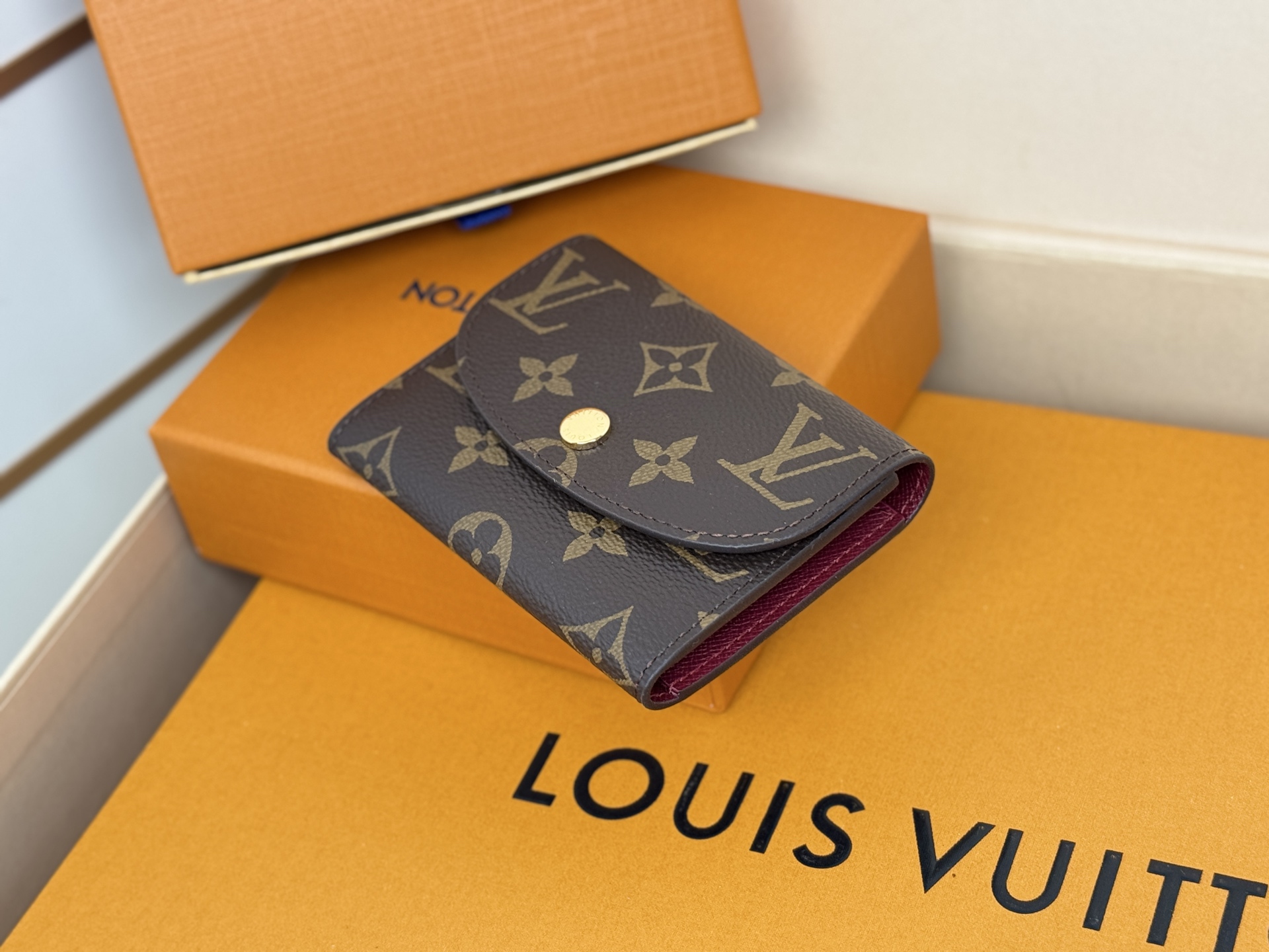 Louis Vuitton M41939老花紫红/金扣 小巧玲珑却极为实用 此款多彩信封式零钱包是现代女性都市生活中的完美伴侣