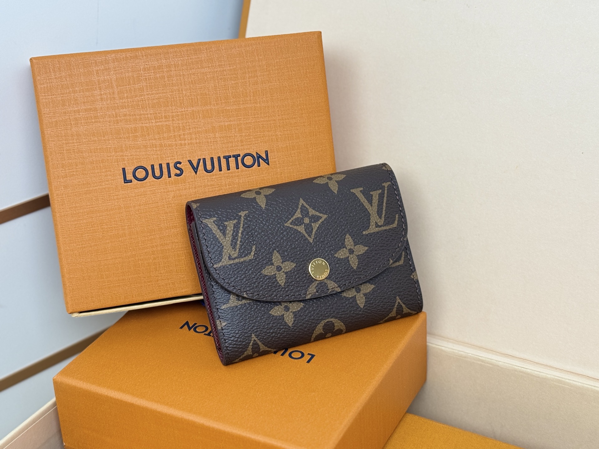 Louis Vuitton M41939老花紫红/金扣 小巧玲珑却极为实用 此款多彩信封式零钱包是现代女性都市生活中的完美伴侣