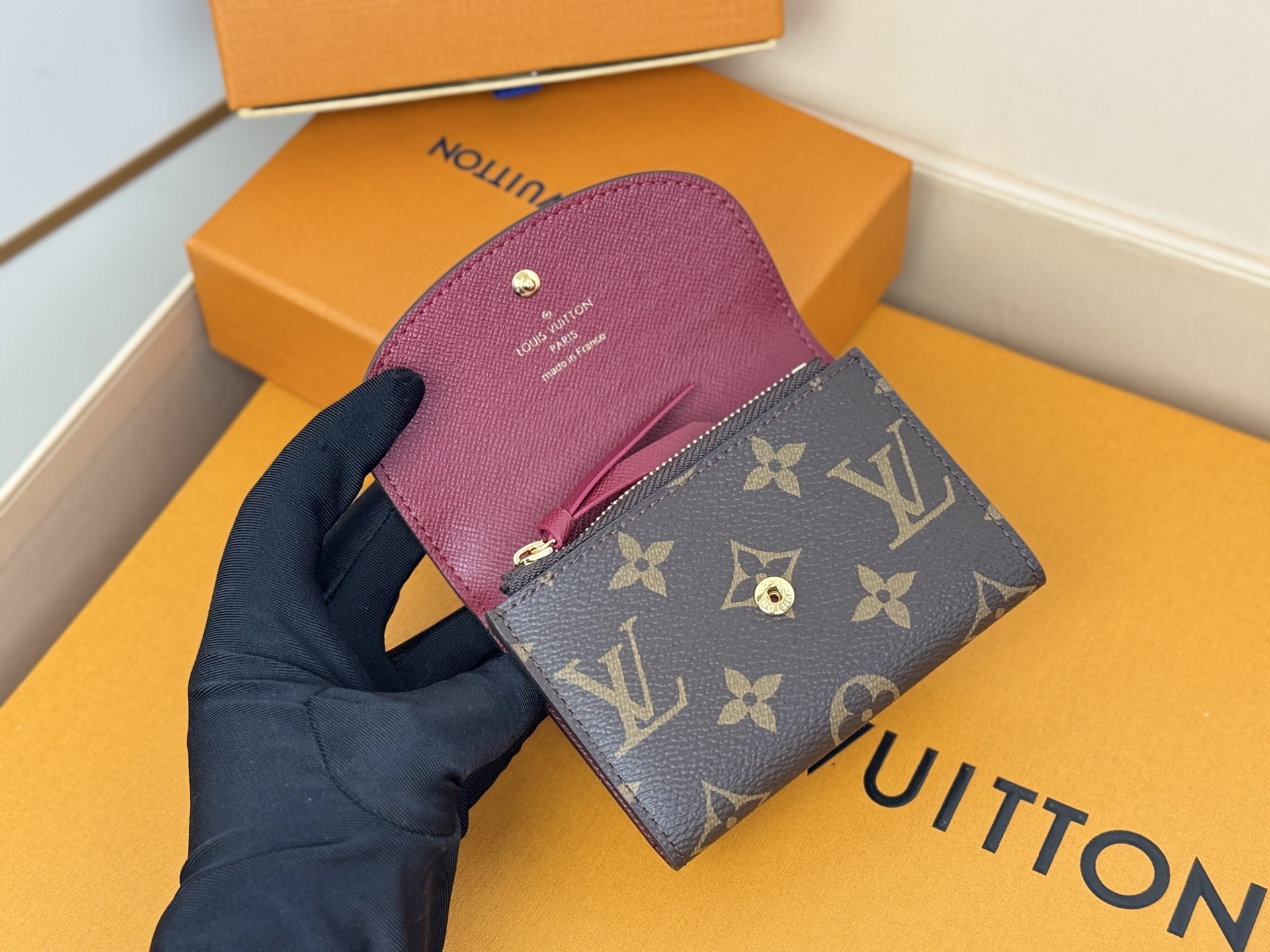 Louis Vuitton M41939老花紫红/金扣 小巧玲珑却极为实用 此款多彩信封式零钱包是现代女性都市生活中的完美伴侣