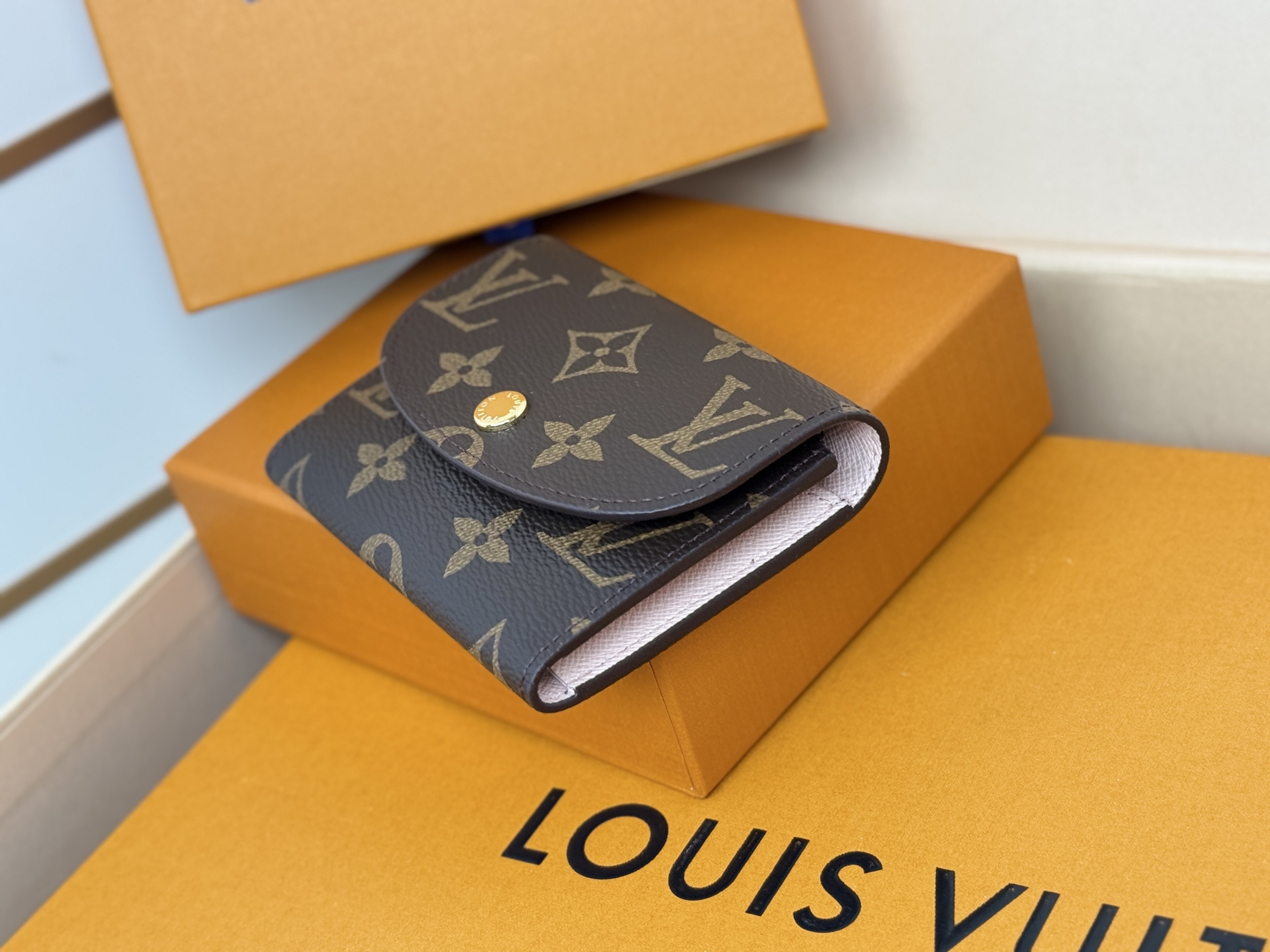 Louis Vuitton M62361老花粉色 金扣 小巧玲珑却极为实用 此款多彩信封式零钱包是现代女性都市生活中的完美伴侣