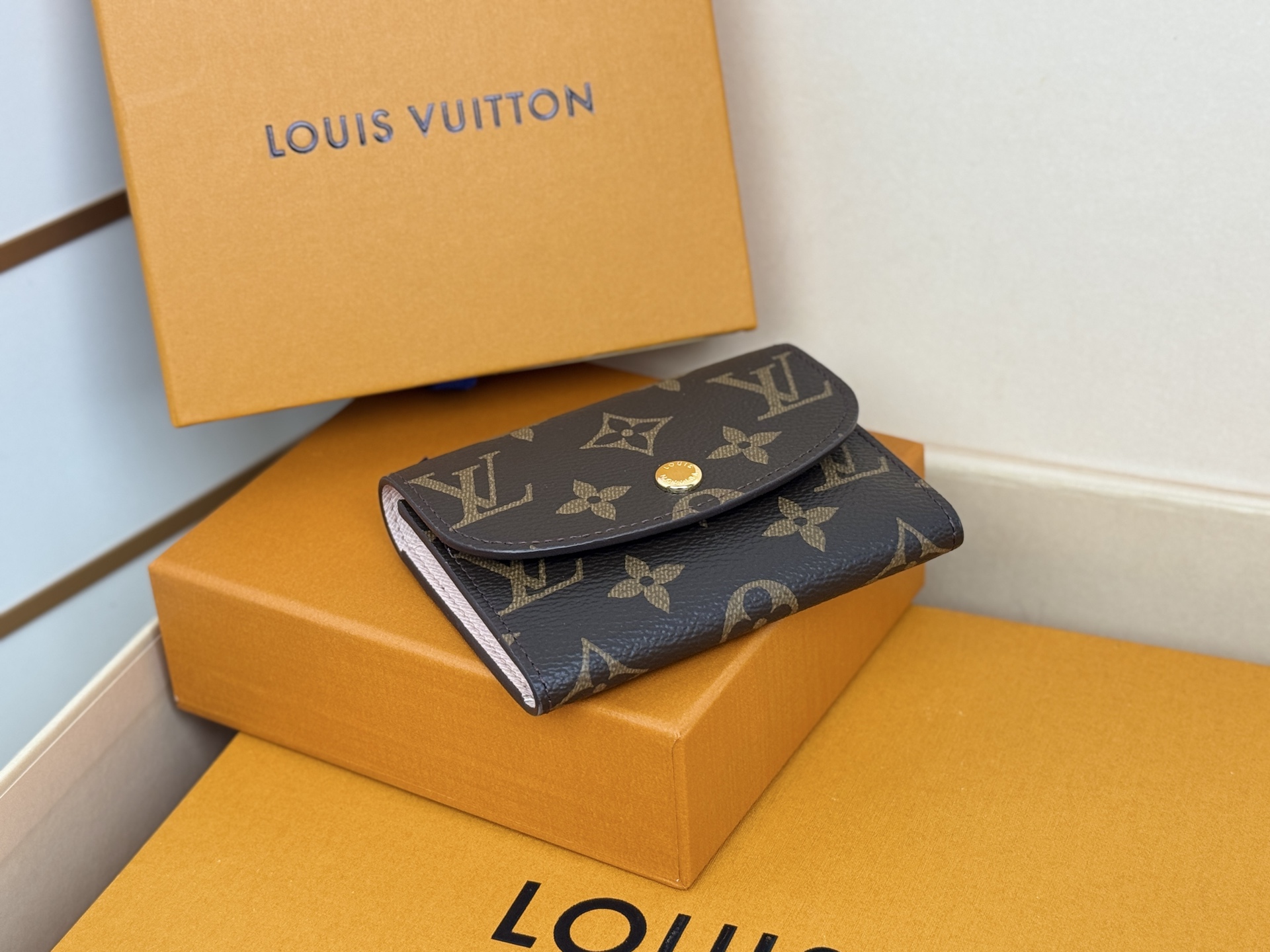 Louis Vuitton M62361老花粉色 金扣 小巧玲珑却极为实用 此款多彩信封式零钱包是现代女性都市生活中的完美伴侣