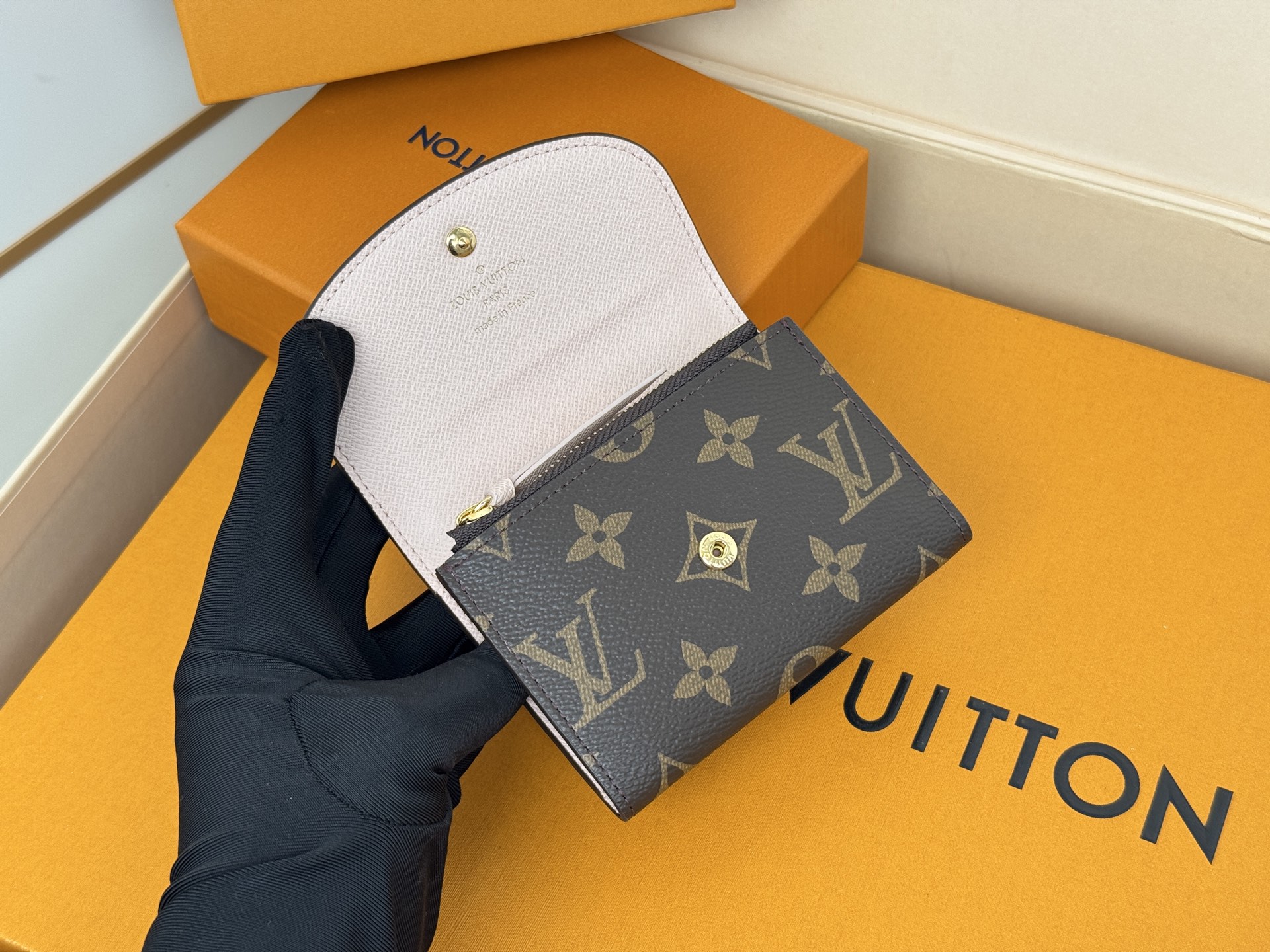 Louis Vuitton M62361老花粉色 金扣 小巧玲珑却极为实用 此款多彩信封式零钱包是现代女性都市生活中的完美伴侣