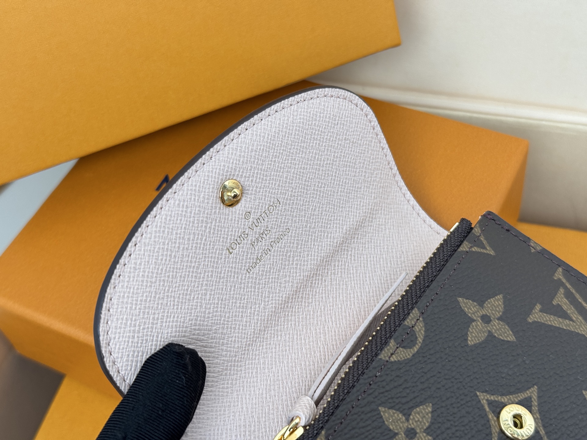 Louis Vuitton M62361老花粉色 金扣 小巧玲珑却极为实用 此款多彩信封式零钱包是现代女性都市生活中的完美伴侣