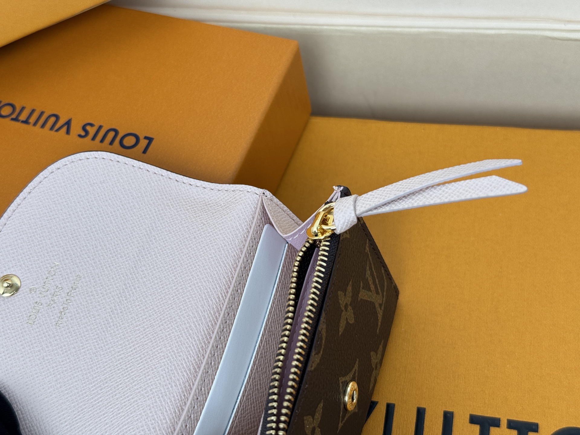 Louis Vuitton M62361老花粉色 金扣 小巧玲珑却极为实用 此款多彩信封式零钱包是现代女性都市生活中的完美伴侣