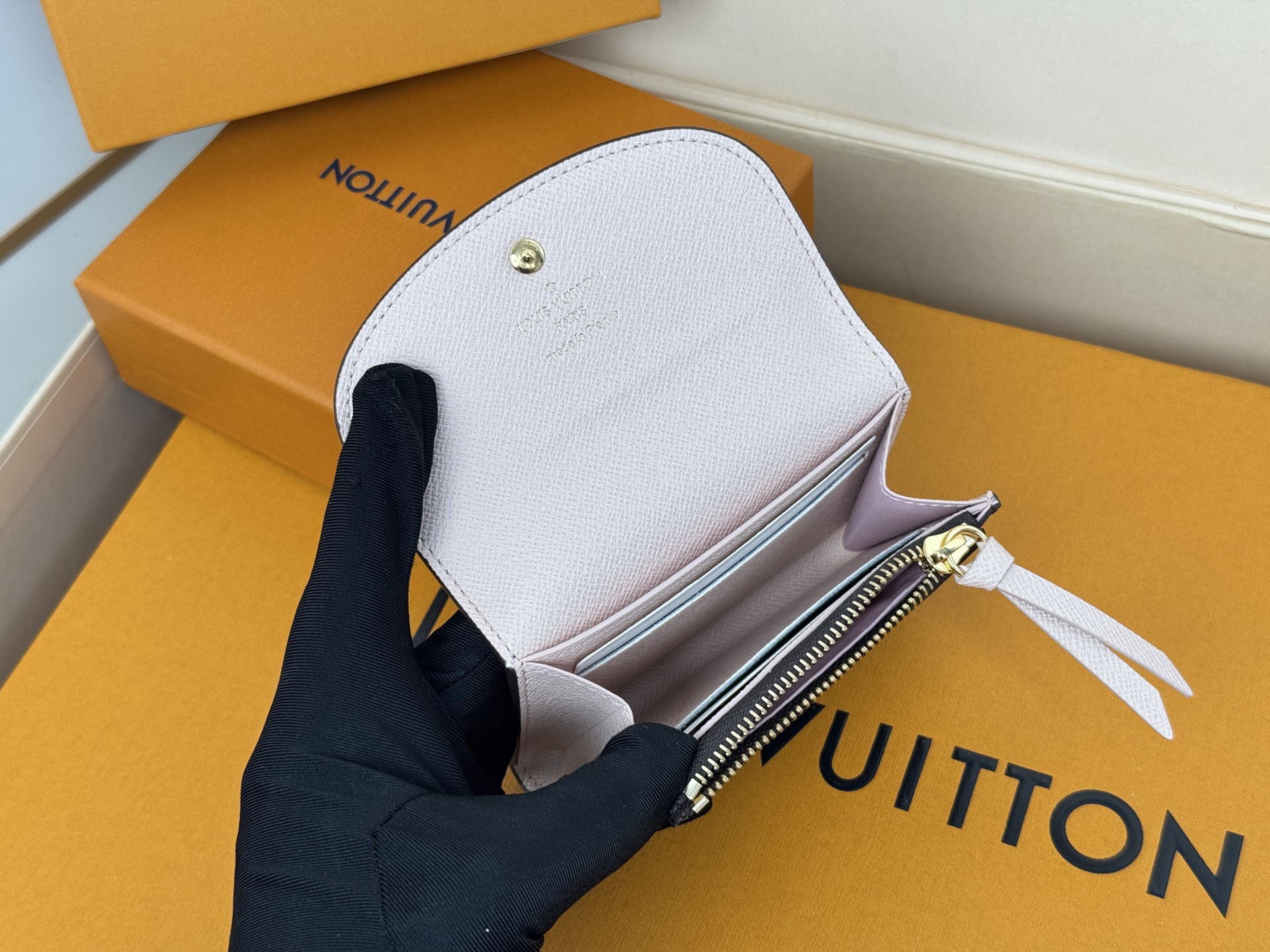 Louis Vuitton M62361老花粉色 金扣 小巧玲珑却极为实用 此款多彩信封式零钱包是现代女性都市生活中的完美伴侣