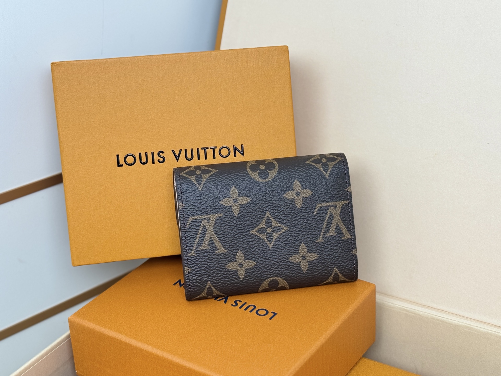 Louis Vuitton M62361老花粉色 金扣 小巧玲珑却极为实用 此款多彩信封式零钱包是现代女性都市生活中的完美伴侣