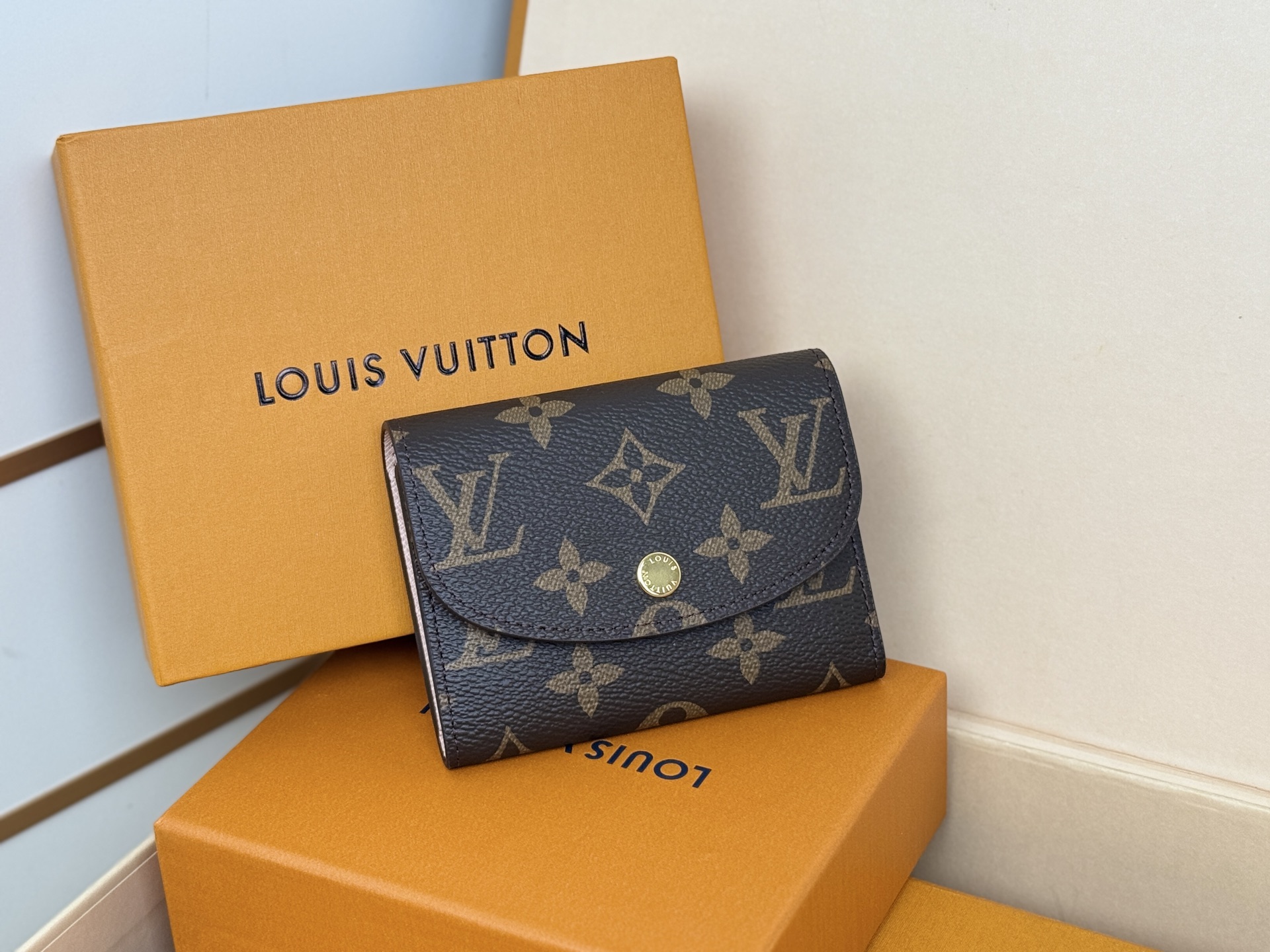 Louis Vuitton M62361老花粉色 金扣 小巧玲珑却极为实用 此款多彩信封式零钱包是现代女性都市生活中的完美伴侣