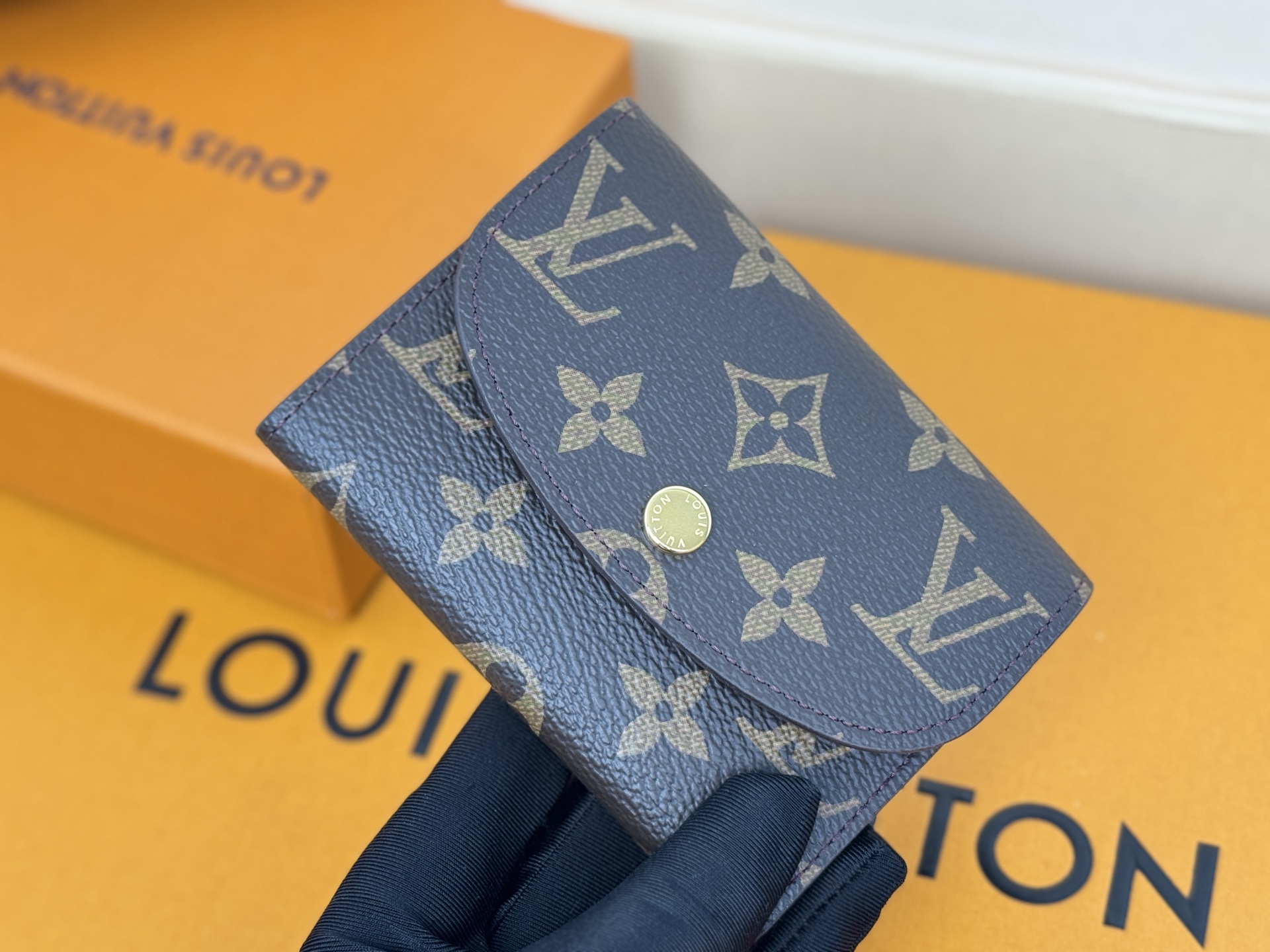 Louis Vuitton M62361老花粉色 金扣 小巧玲珑却极为实用 此款多彩信封式零钱包是现代女性都市生活中的完美伴侣