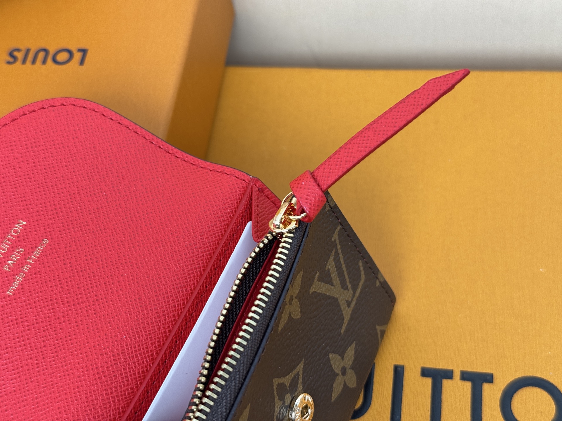 Louis Vuitton M41939大红/金扣 小巧玲珑却极为实用 此款多彩信封式零钱包是现代女性都市生活中的完美伴侣