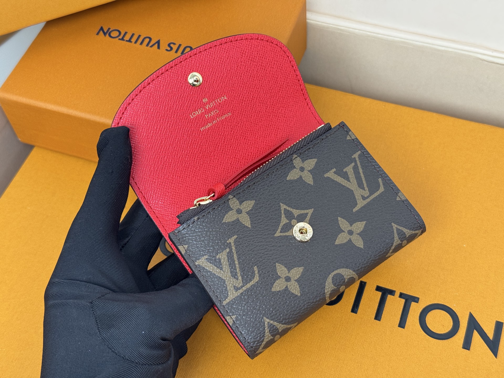 Louis Vuitton M41939大红/金扣 小巧玲珑却极为实用 此款多彩信封式零钱包是现代女性都市生活中的完美伴侣
