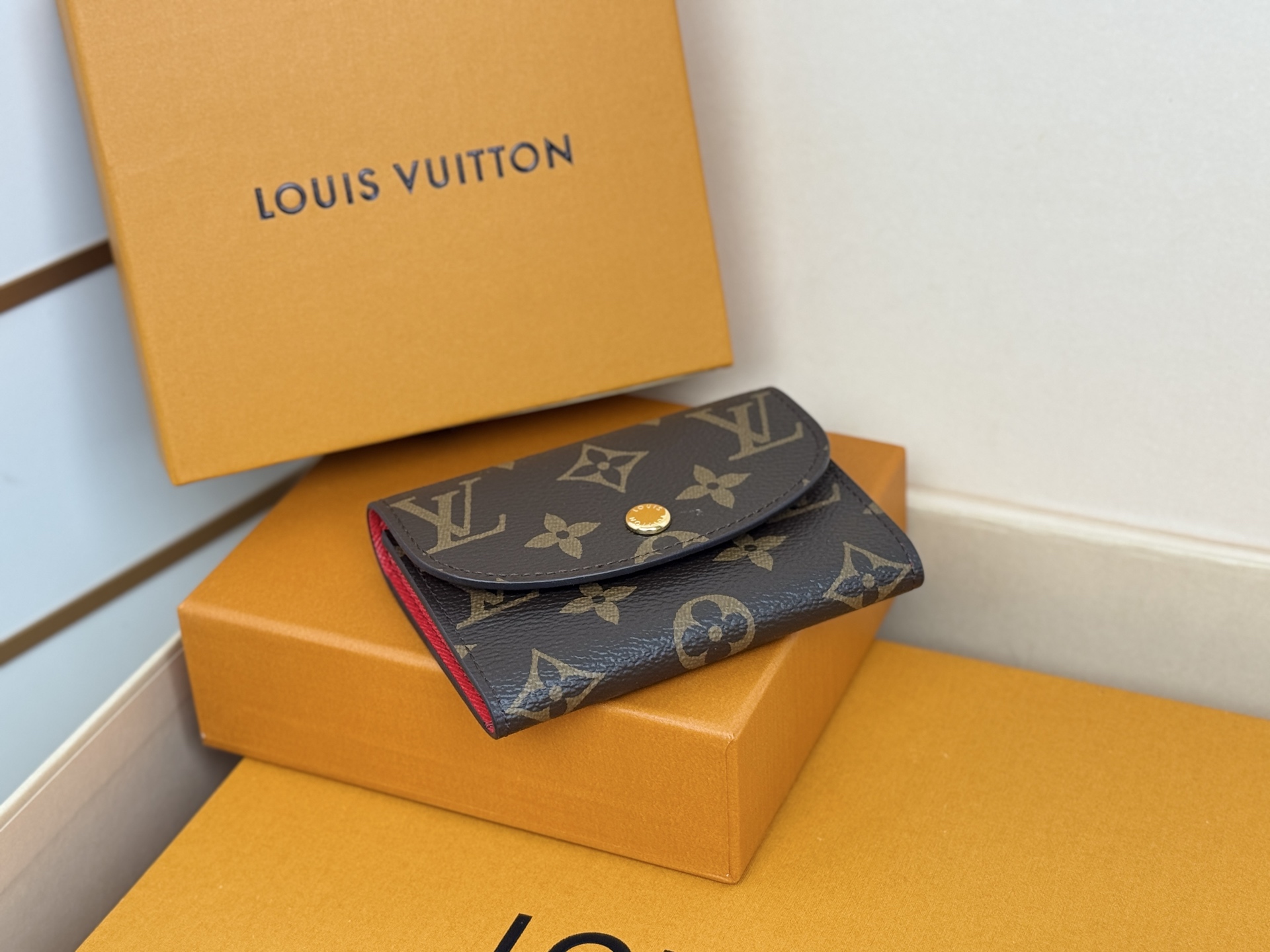 Louis Vuitton M41939大红/金扣 小巧玲珑却极为实用 此款多彩信封式零钱包是现代女性都市生活中的完美伴侣