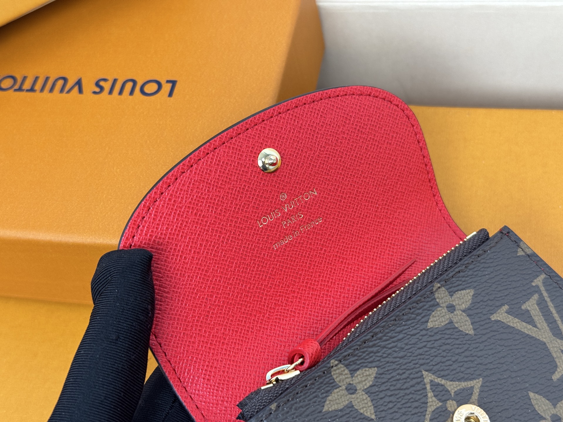 Louis Vuitton M41939大红/金扣 小巧玲珑却极为实用 此款多彩信封式零钱包是现代女性都市生活中的完美伴侣