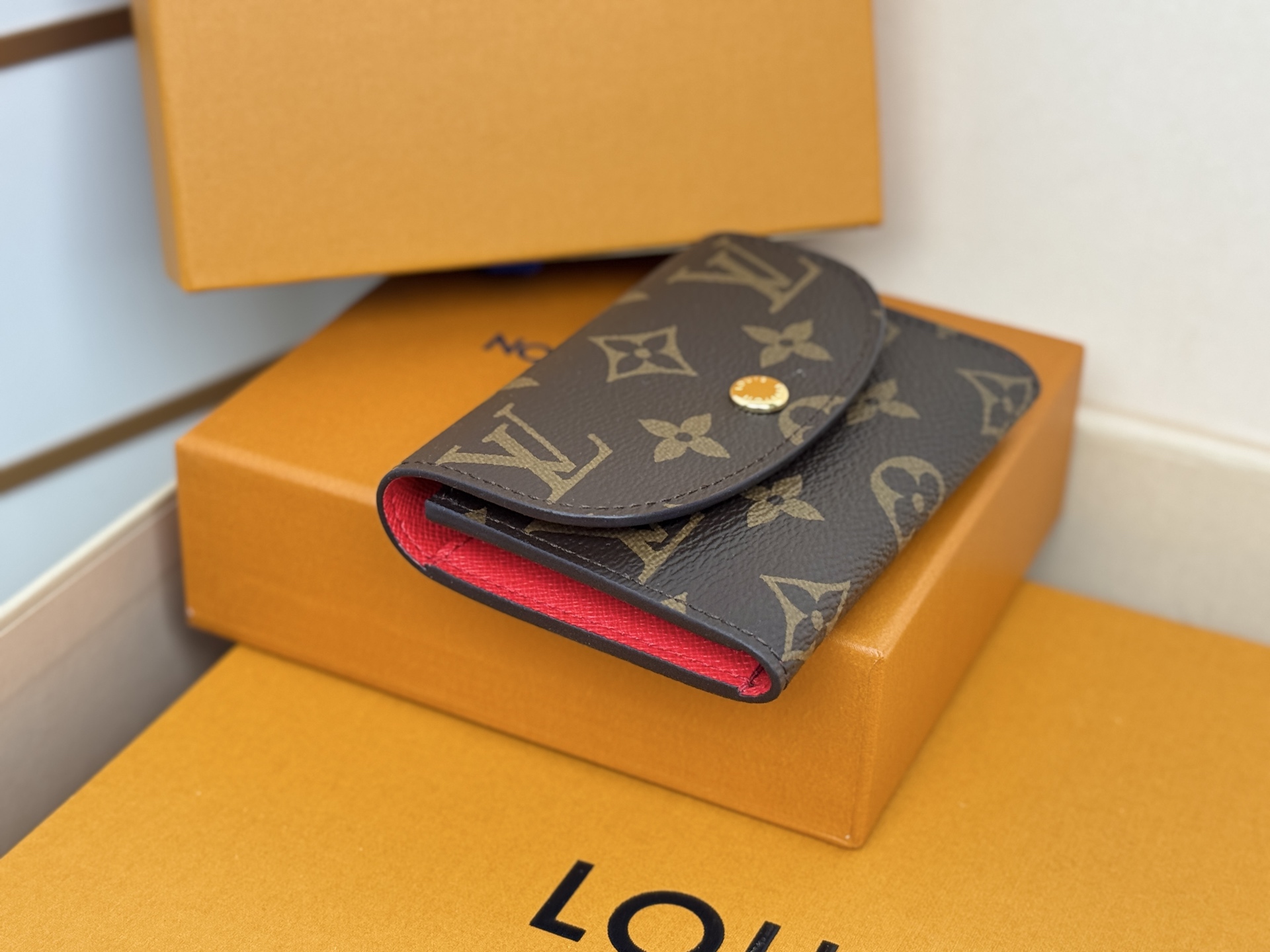 Louis Vuitton M41939大红/金扣 小巧玲珑却极为实用 此款多彩信封式零钱包是现代女性都市生活中的完美伴侣
