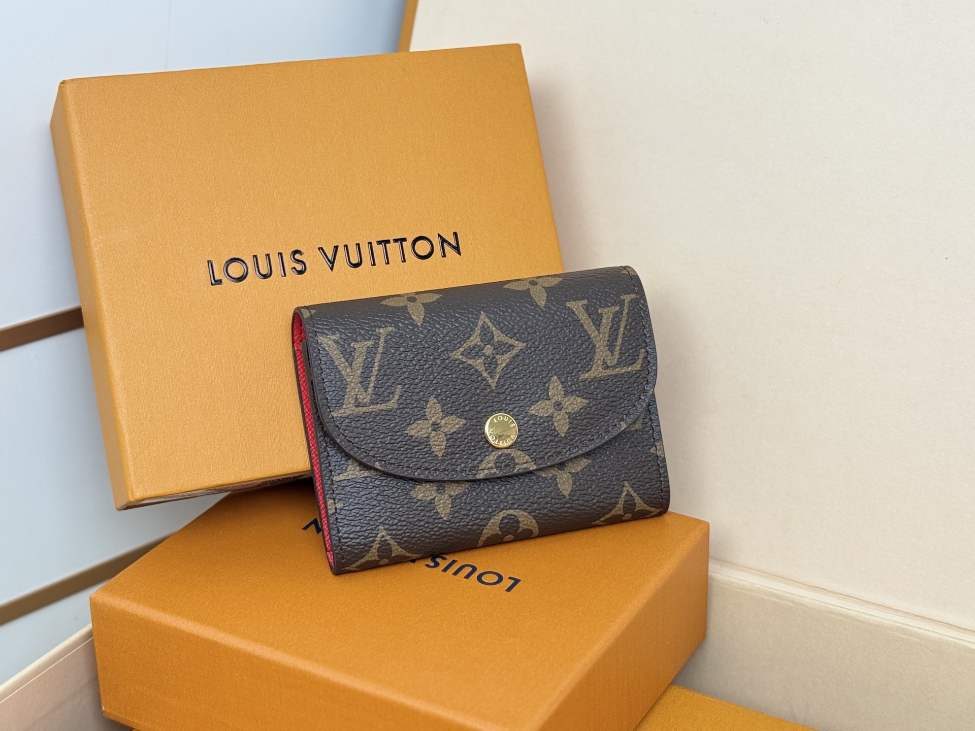 Louis Vuitton M41939大红/金扣 小巧玲珑却极为实用 此款多彩信封式零钱包是现代女性都市生活中的完美伴侣