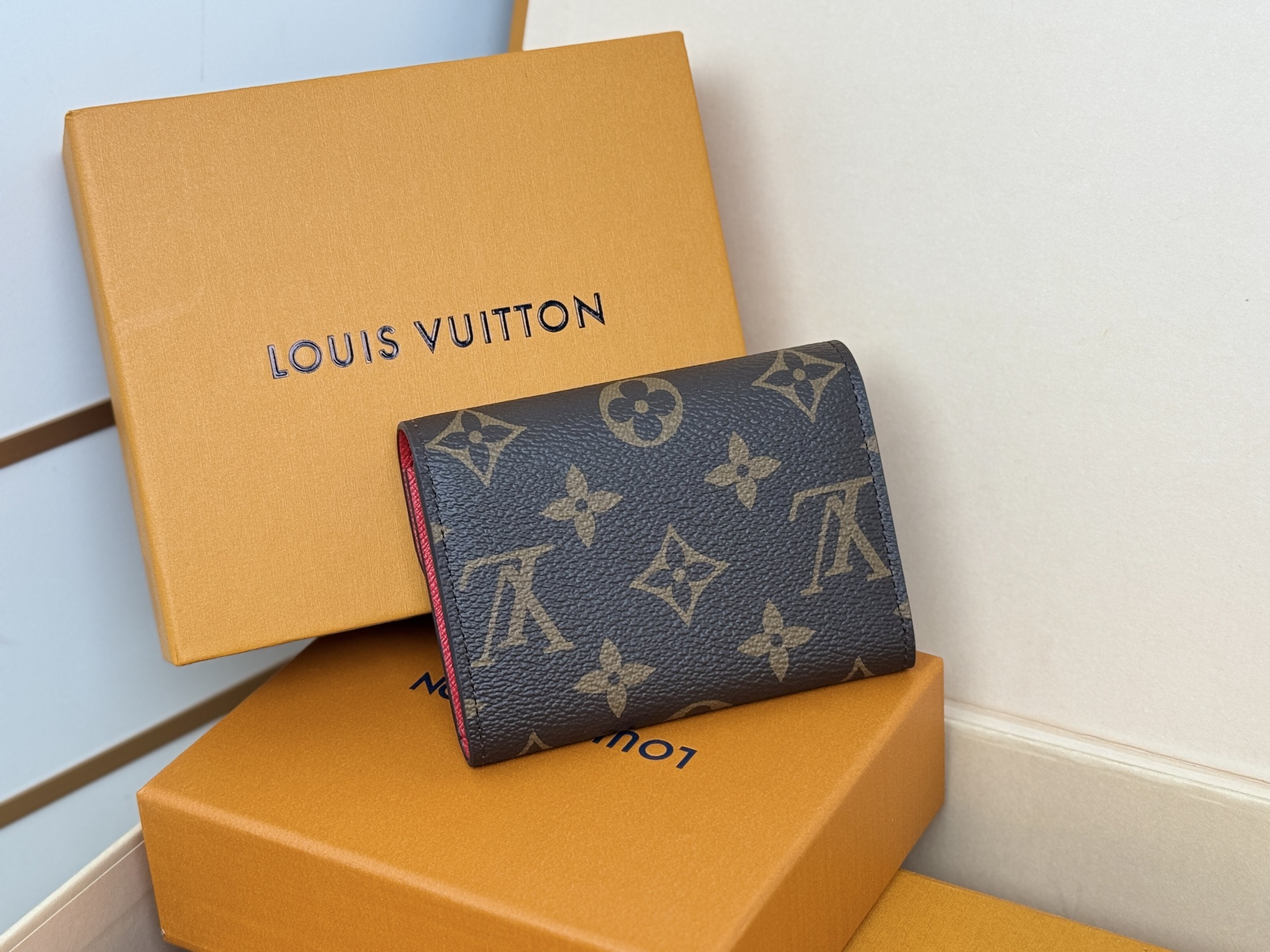 Louis Vuitton M41939大红/金扣 小巧玲珑却极为实用 此款多彩信封式零钱包是现代女性都市生活中的完美伴侣