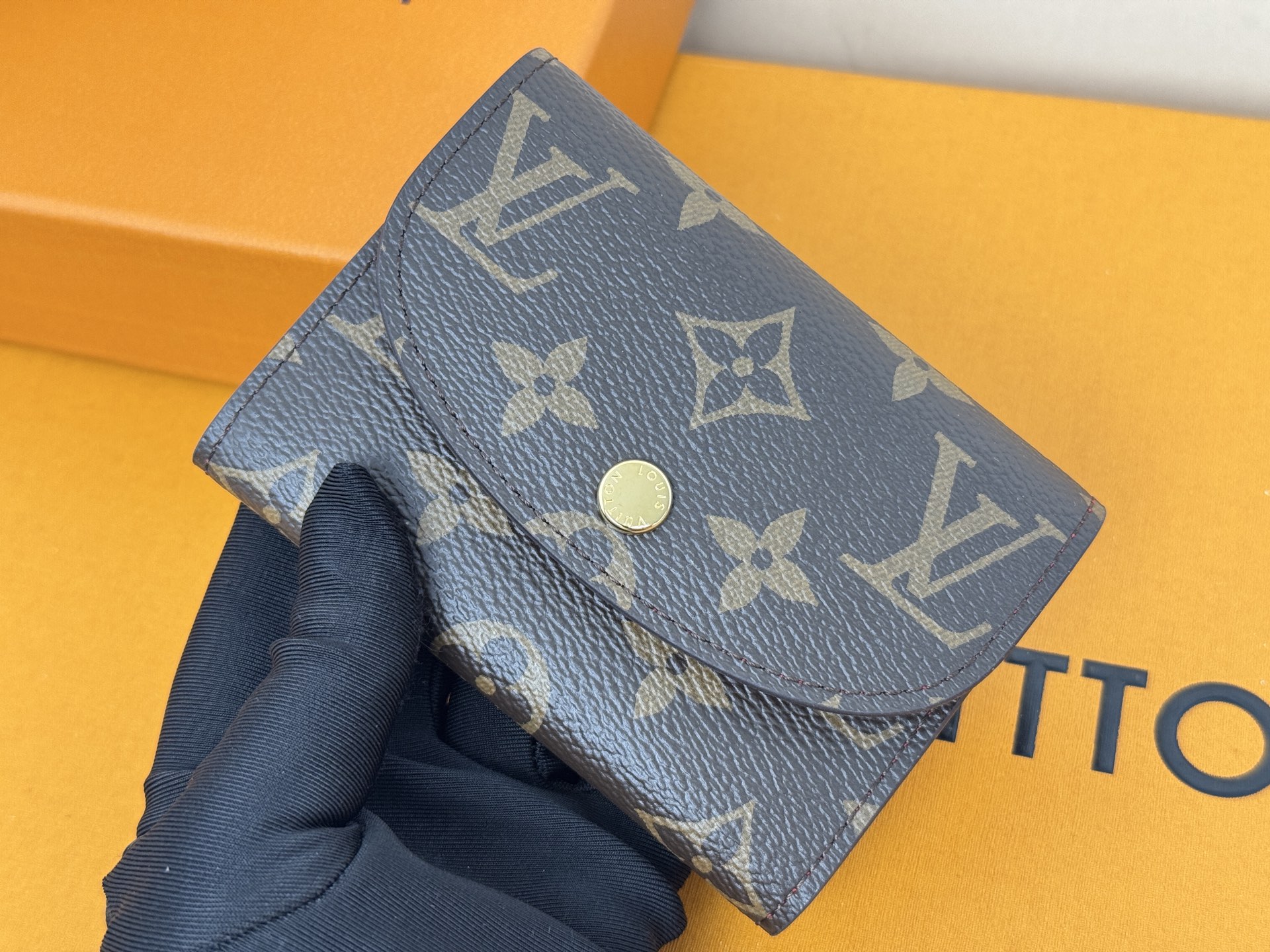 Louis Vuitton M41939大红/金扣 小巧玲珑却极为实用 此款多彩信封式零钱包是现代女性都市生活中的完美伴侣
