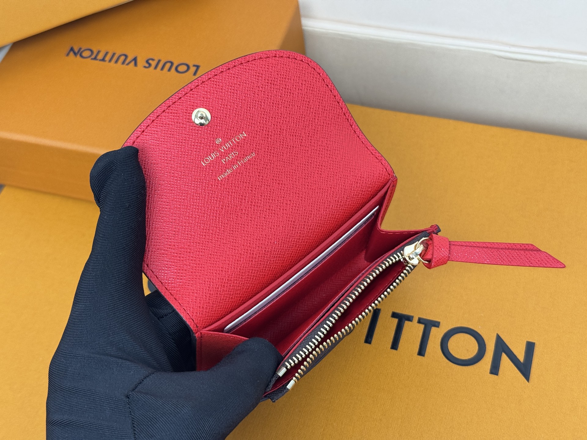 Louis Vuitton M41939大红/金扣 小巧玲珑却极为实用 此款多彩信封式零钱包是现代女性都市生活中的完美伴侣