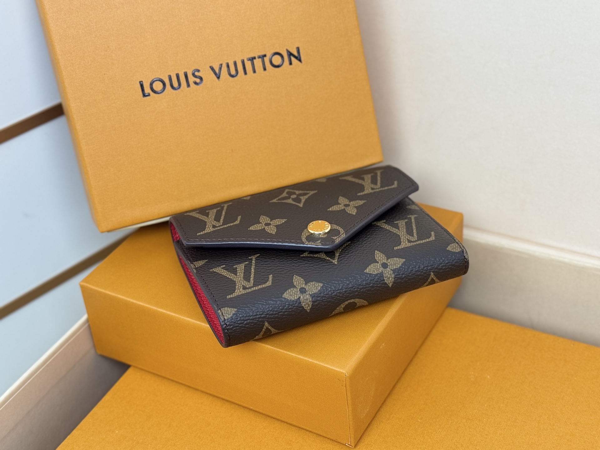 Louis Vuitton 独家背景 M41938 大红 金扣 尺寸: 12 x 9 5 x 2