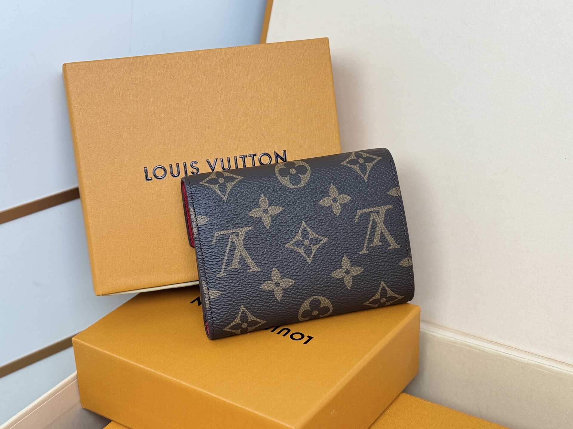 Louis Vuitton 独家背景 M41938 大红 金扣 尺寸: 12 x 9 5 x 2