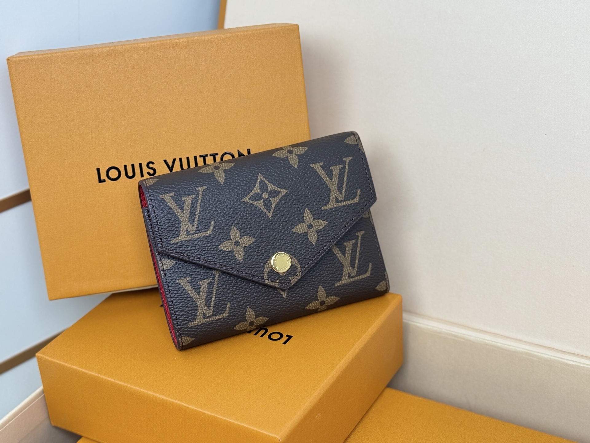 Louis Vuitton 独家背景 M41938 大红 金扣 尺寸: 12 x 9 5 x 2