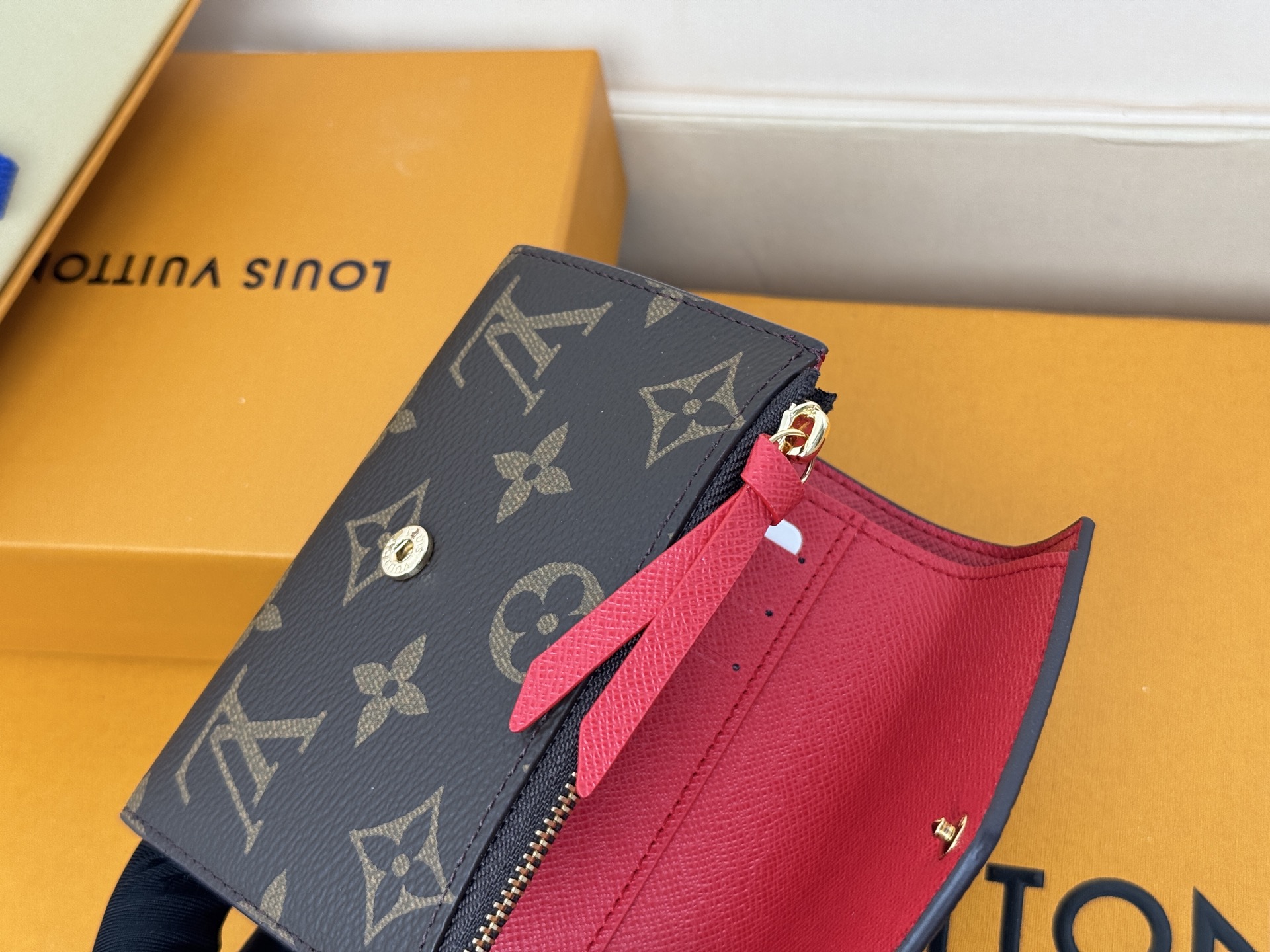 Louis Vuitton 独家背景 M41938 大红 金扣 尺寸: 12 x 9 5 x 2