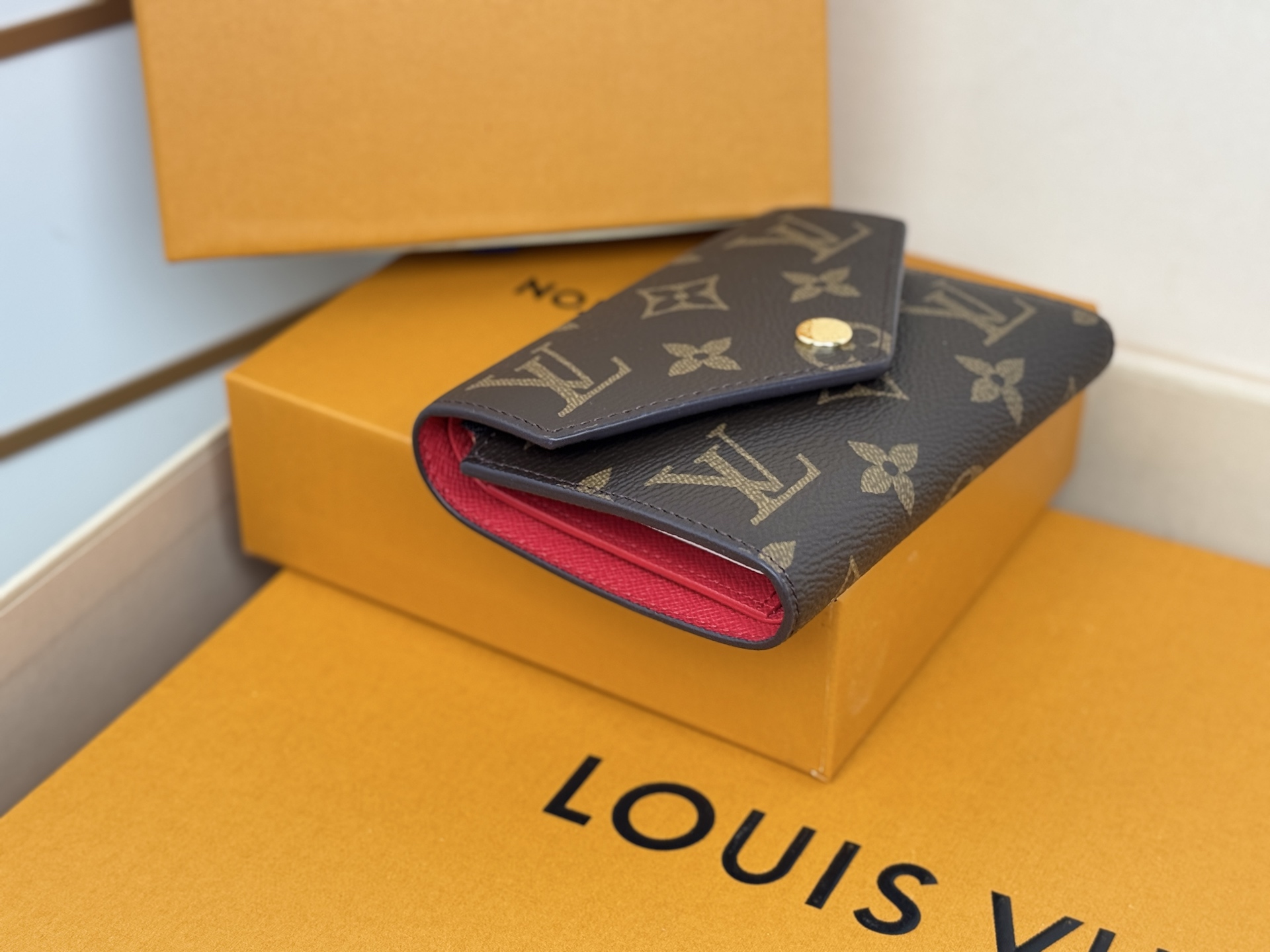 Louis Vuitton 独家背景 M41938 大红 金扣 尺寸: 12 x 9 5 x 2