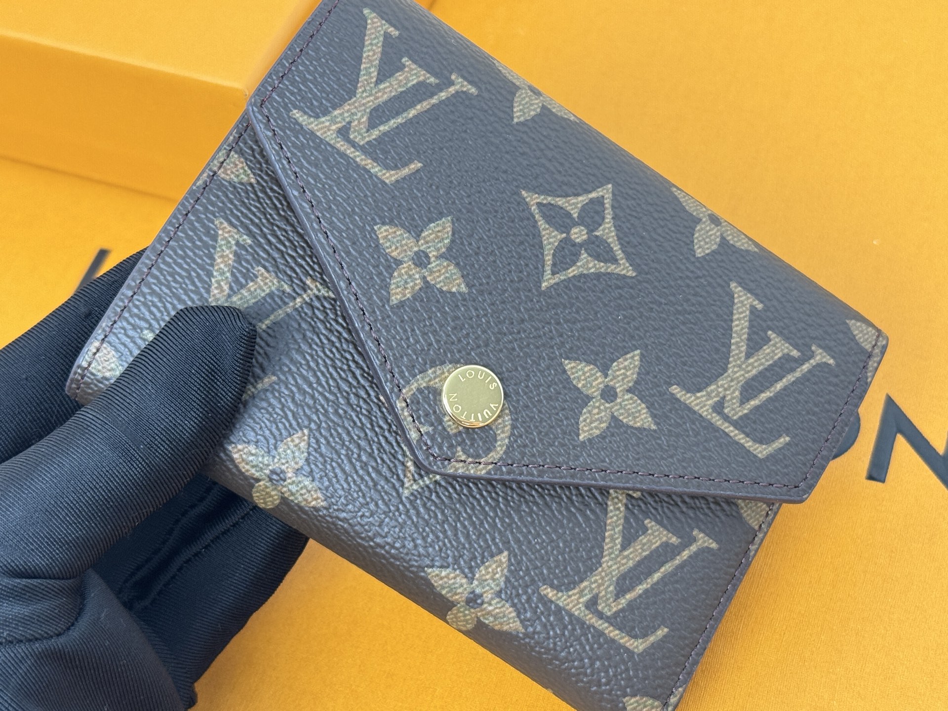 Louis Vuitton 独家背景 M41938 大红 金扣 尺寸: 12 x 9 5 x 2