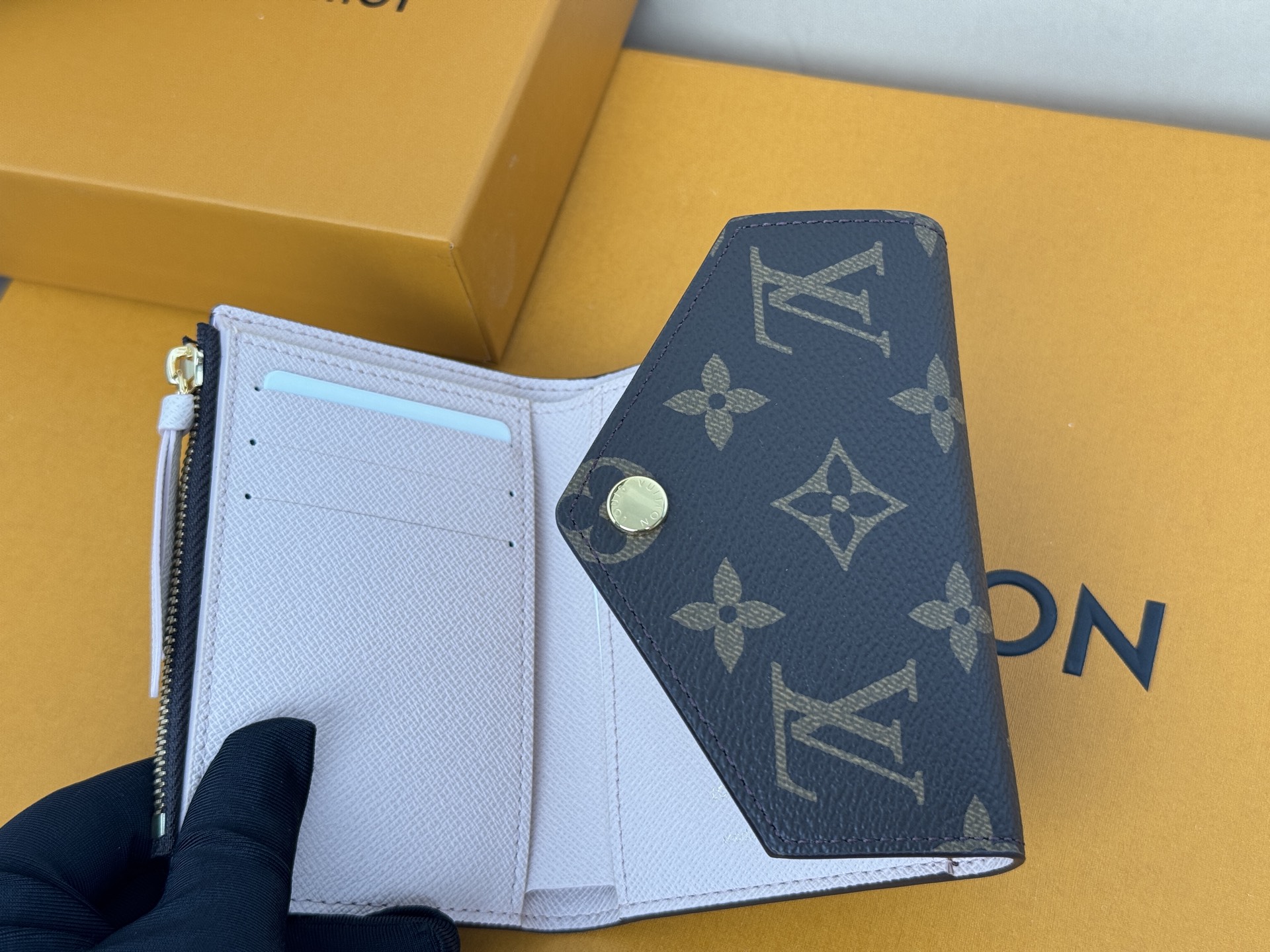 Louis Vuitton 独家背景 M62360 粉色金扣 尺寸: 12 x 9 5 x 2