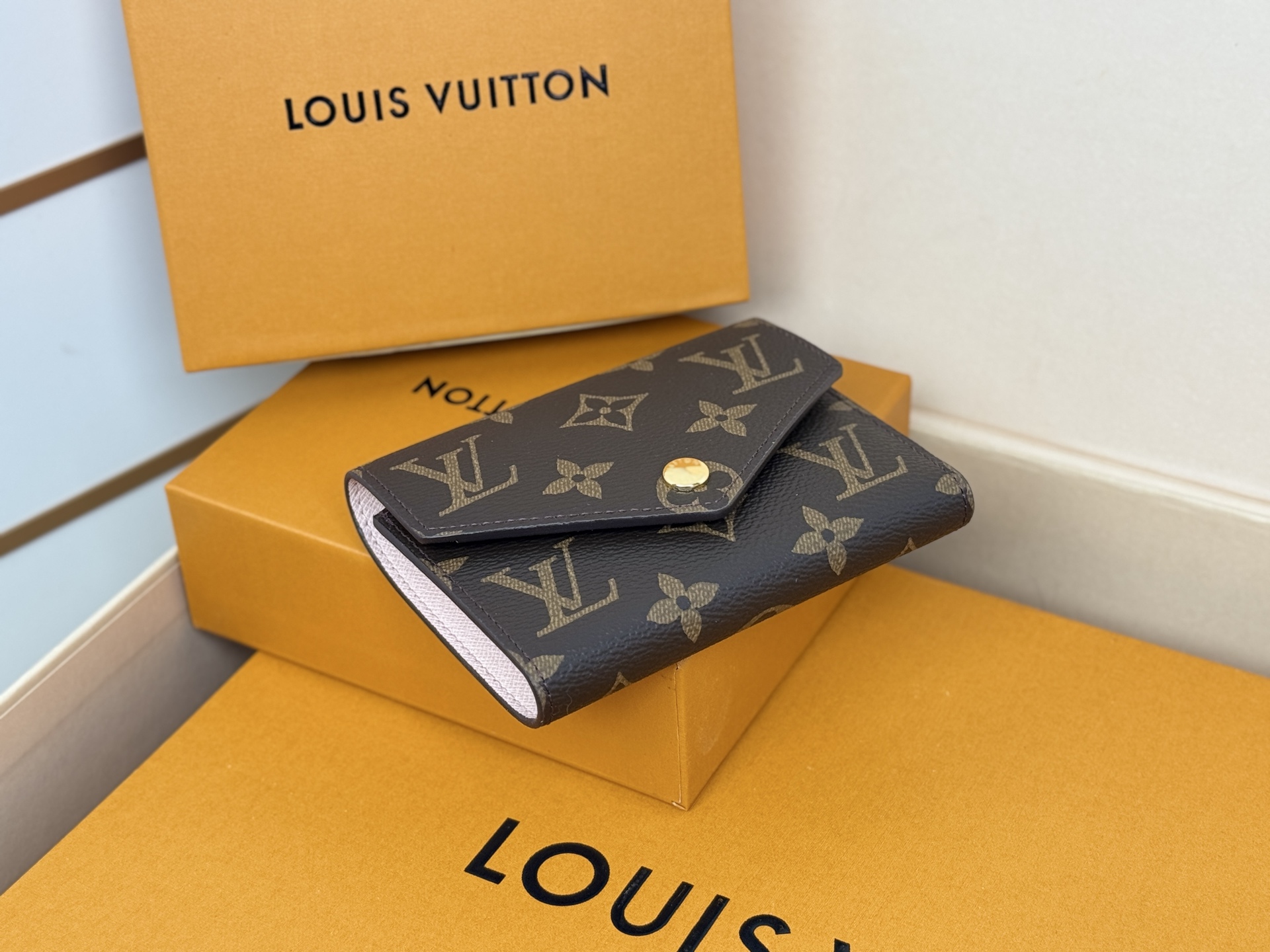 Louis Vuitton 独家背景 M62360 粉色金扣 尺寸: 12 x 9 5 x 2