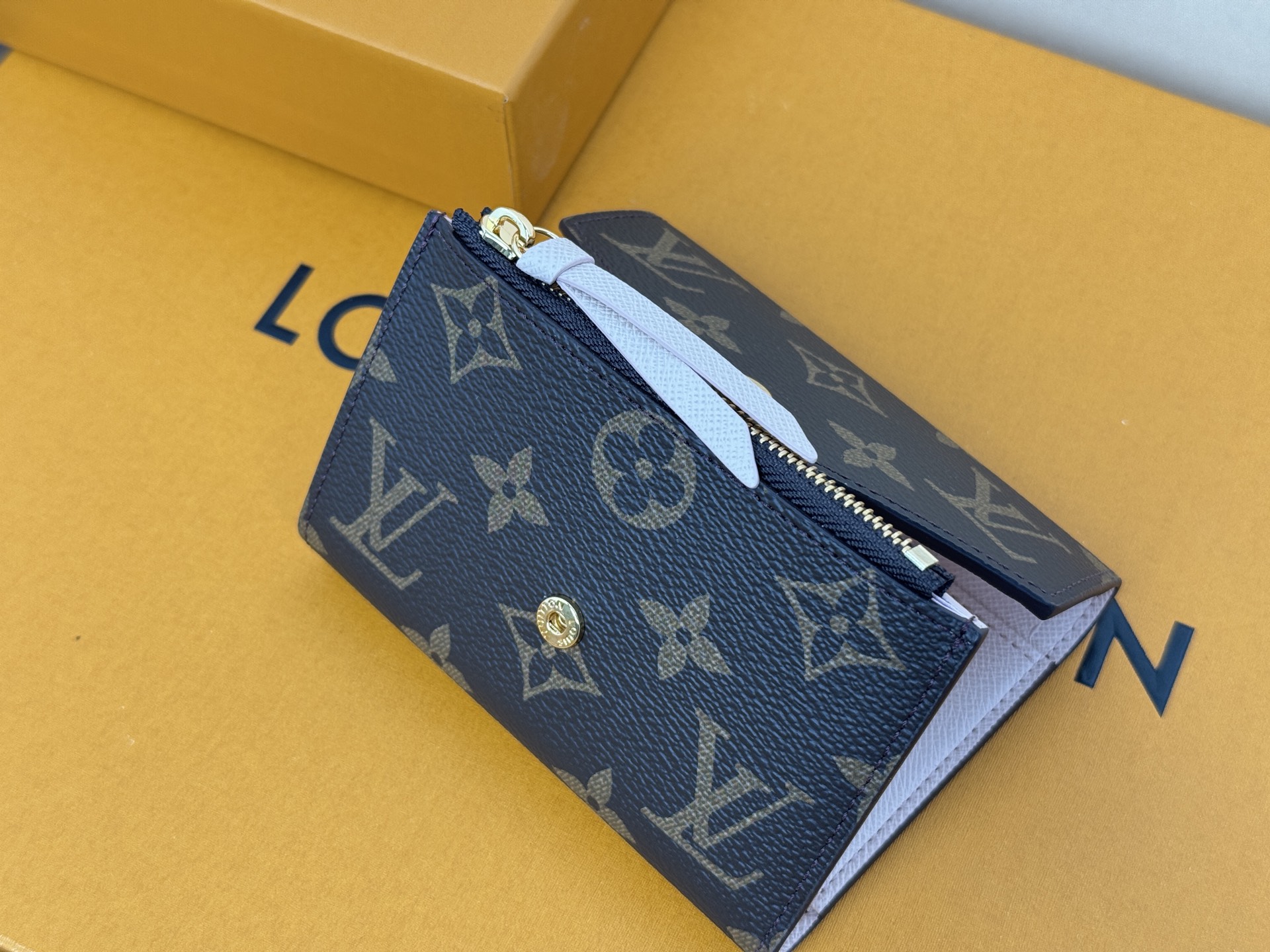Louis Vuitton 独家背景 M62360 粉色金扣 尺寸: 12 x 9 5 x 2