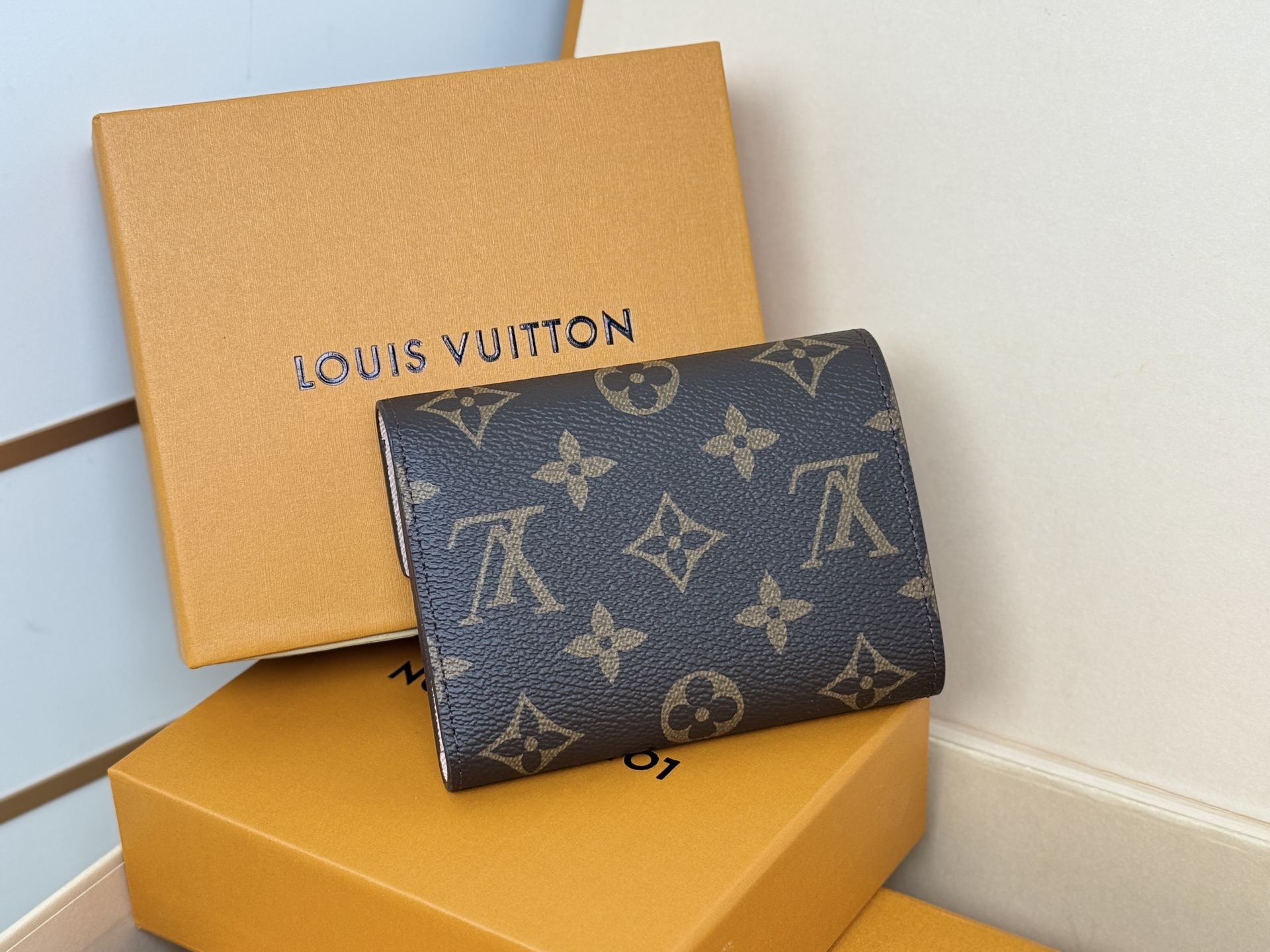 Louis Vuitton 独家背景 M62360 粉色金扣 尺寸: 12 x 9 5 x 2