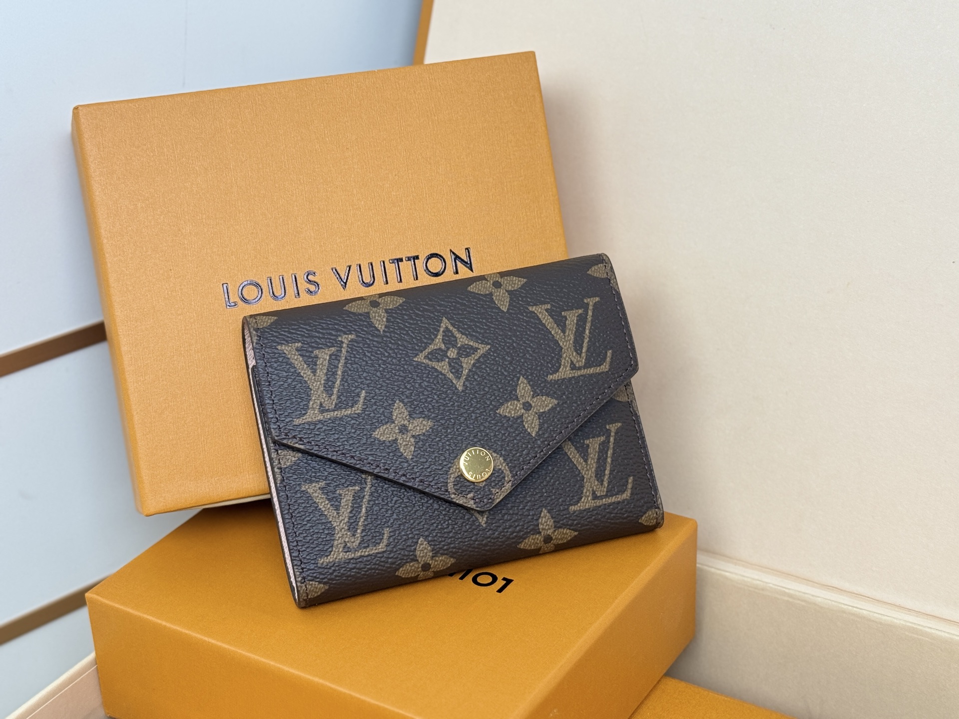 Louis Vuitton 独家背景 M62360 粉色金扣 尺寸: 12 x 9 5 x 2