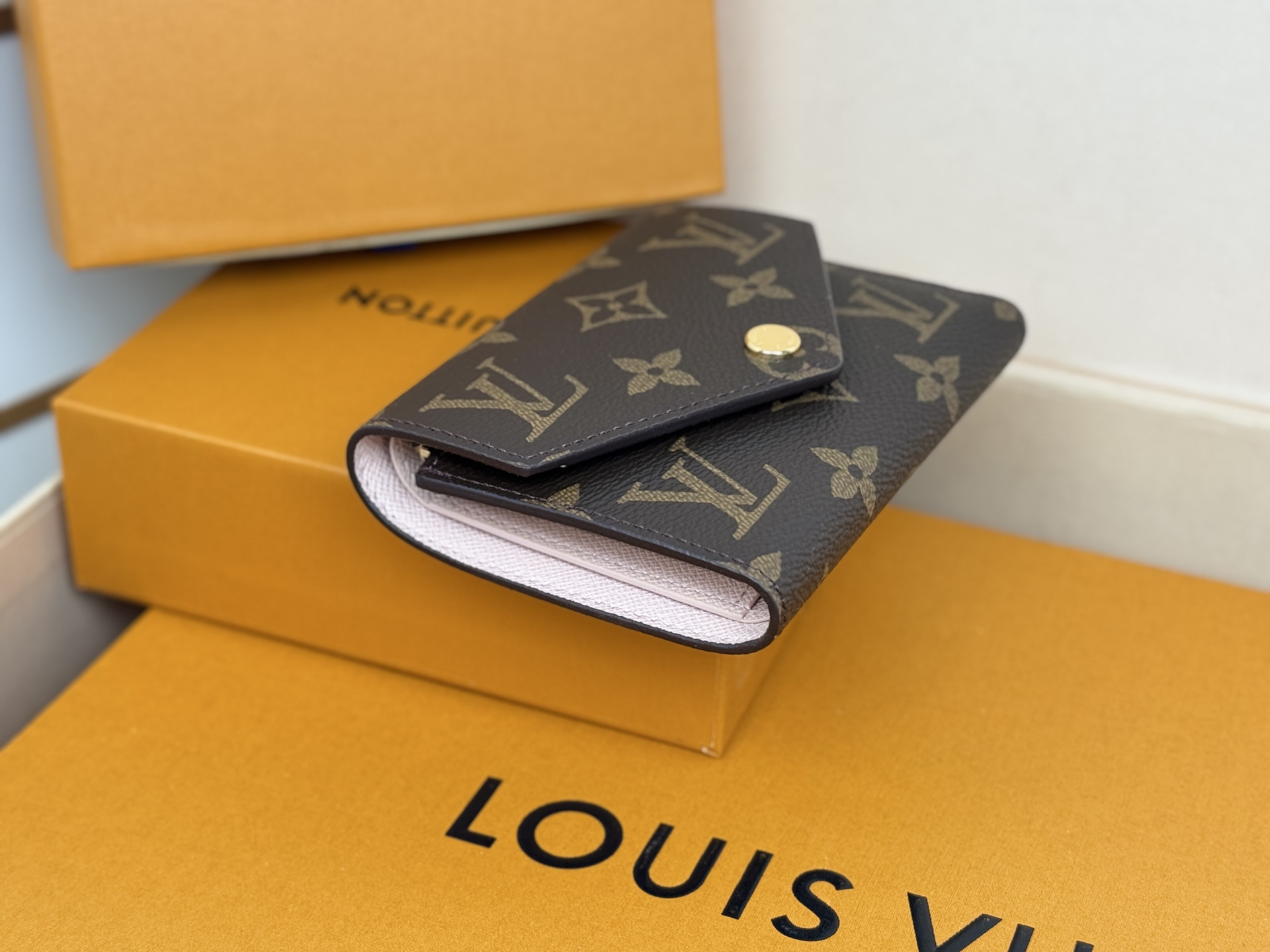Louis Vuitton 独家背景 M62360 粉色金扣 尺寸: 12 x 9 5 x 2