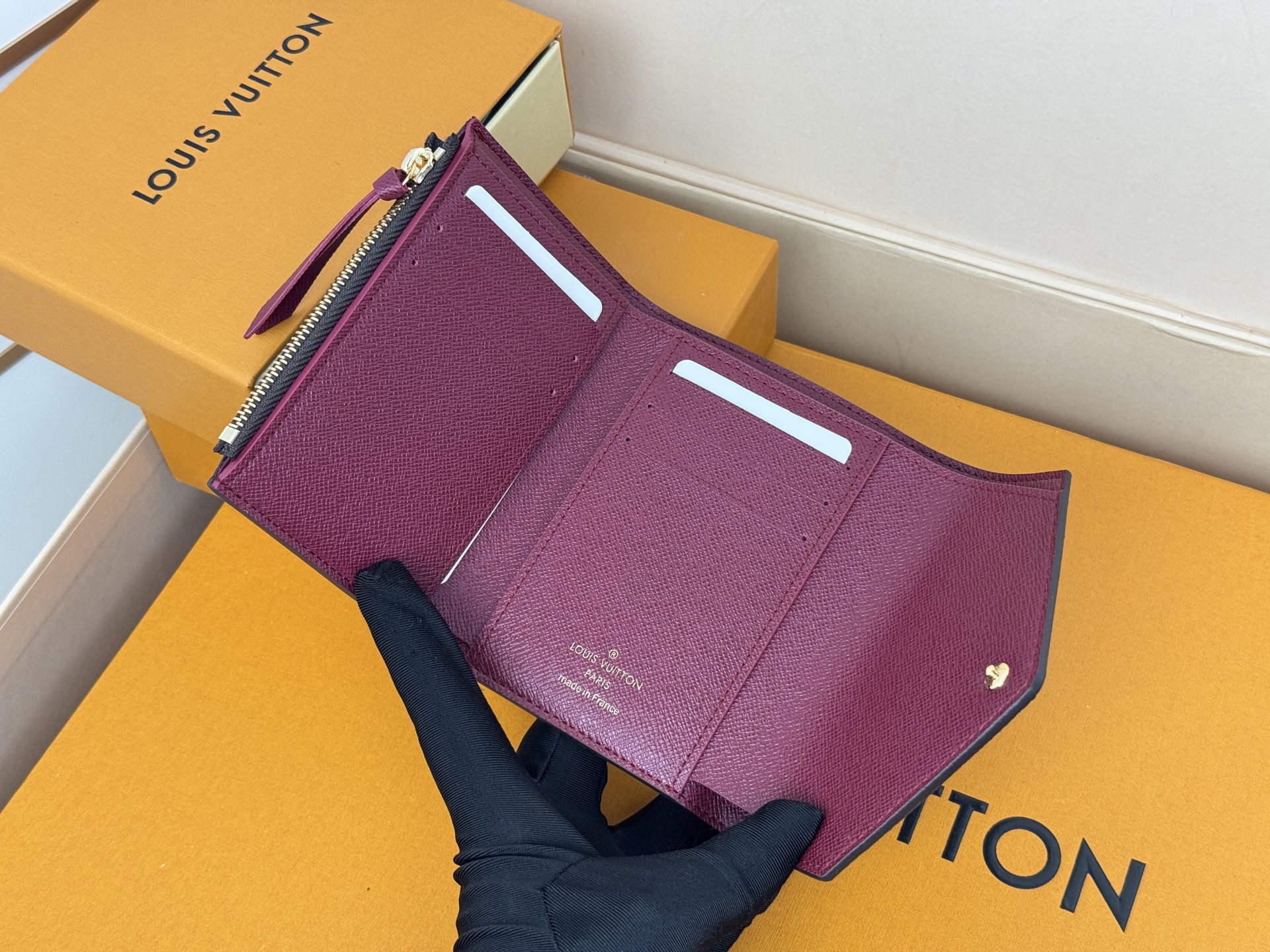 Louis Vuitton 独家背景 M41938 紫红 金扣 尺寸: 12 x 9 5 x 2