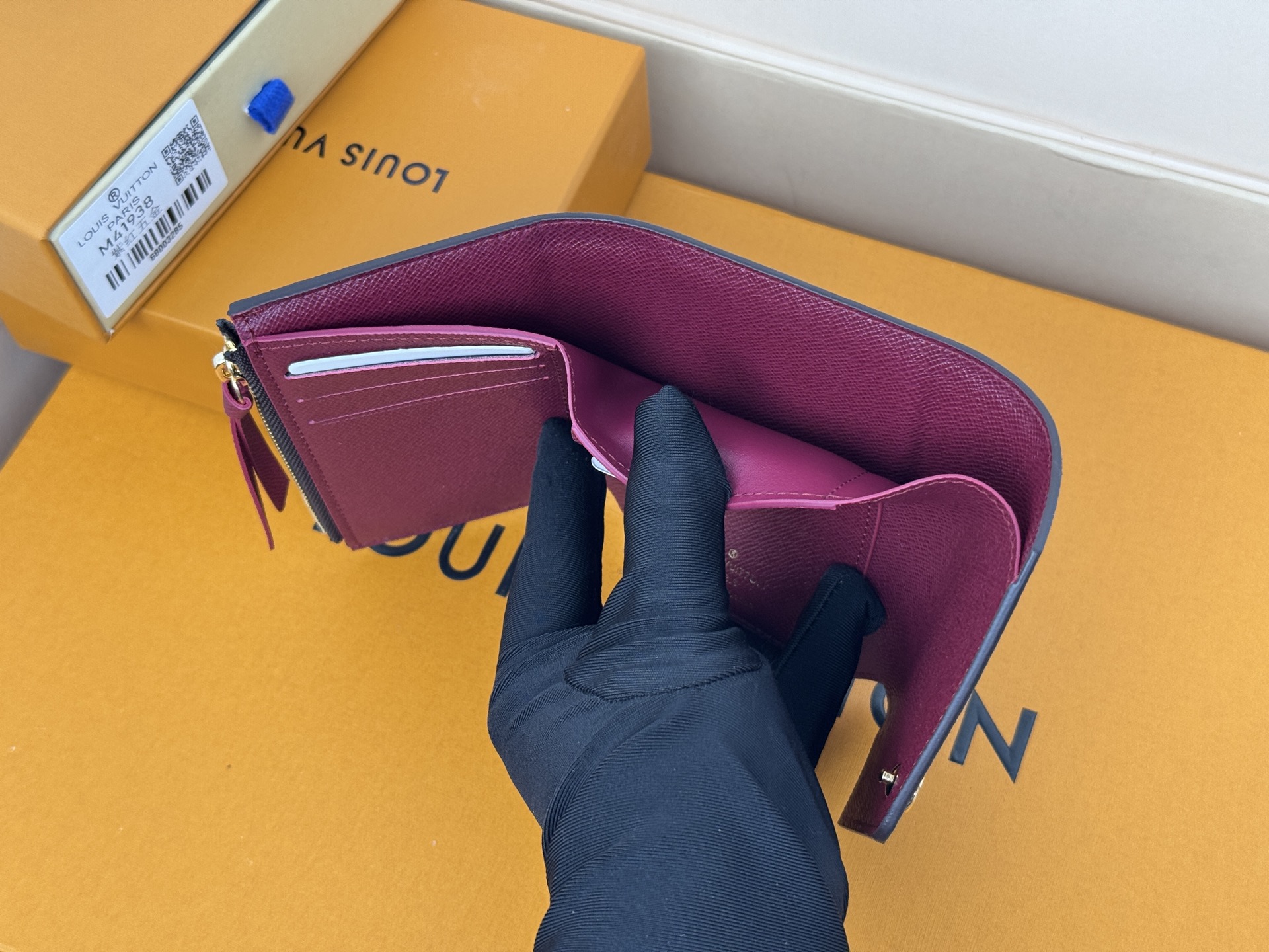 Louis Vuitton 独家背景 M41938 紫红 金扣 尺寸: 12 x 9 5 x 2
